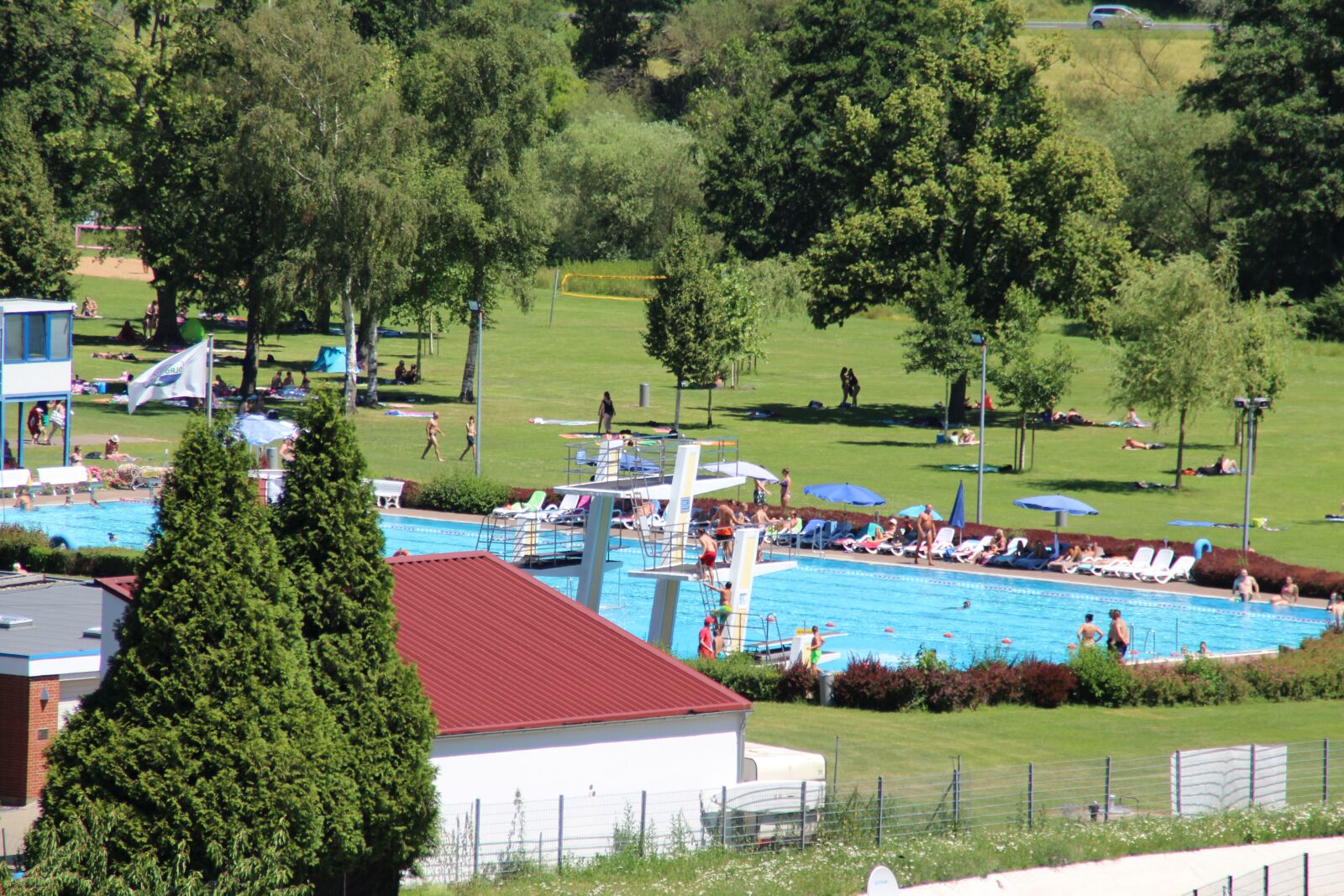 Canon EOS 1200D (EOS Rebel T5 / EOS Kiss X70 / EOS Hi) sample photo. Outdoor pool, swimming pool photography