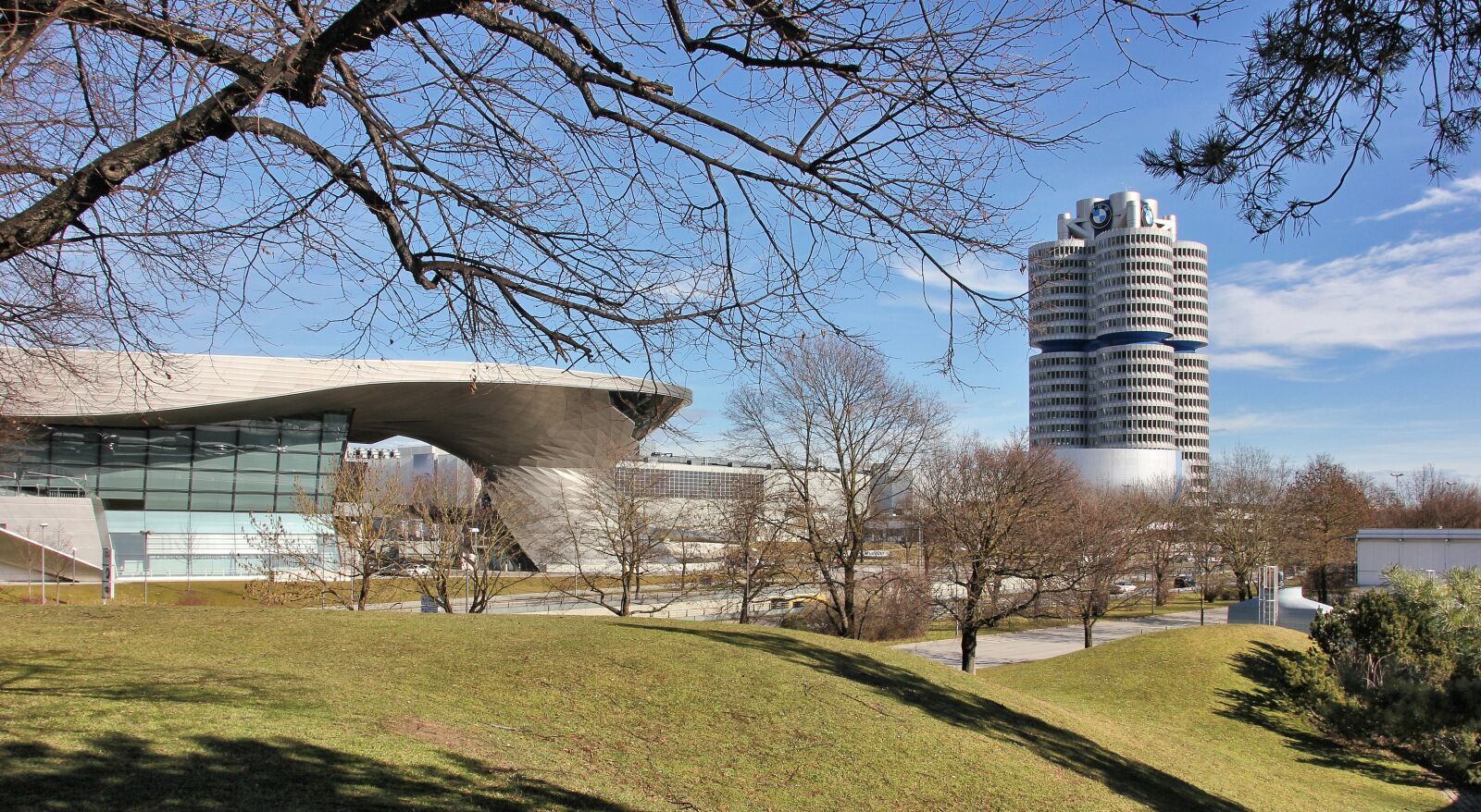 Canon EOS 550D (EOS Rebel T2i / EOS Kiss X4) sample photo. Tree, grass, architecture photography