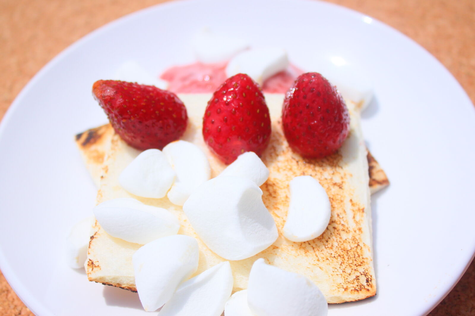Canon EOS 500D (EOS Rebel T1i / EOS Kiss X3) + Canon EF-S 18-55mm F3.5-5.6 IS II sample photo. Bread, marshmallow, strawberry photography