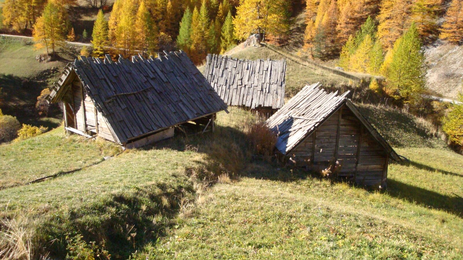 Sony Cyber-shot DSC-W150 sample photo. Mountain, autumn landscape, chalets photography