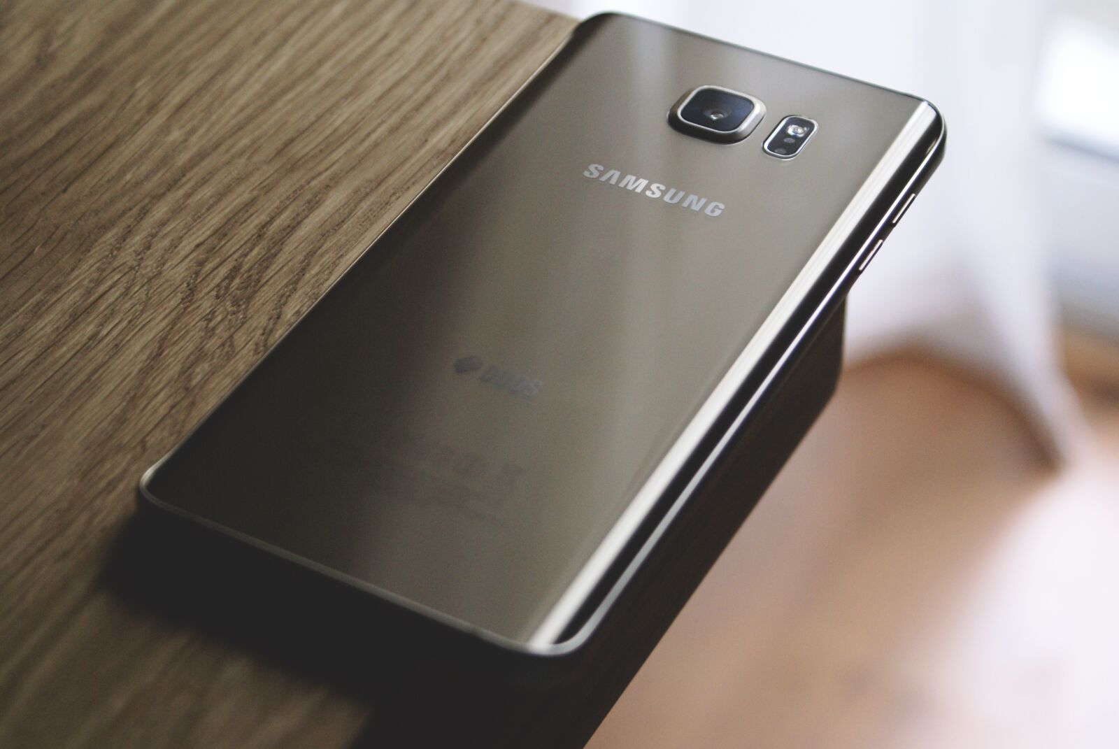 Sony Alpha DSLR-A100 sample photo. Silver, samsung, galaxy, smartphone photography