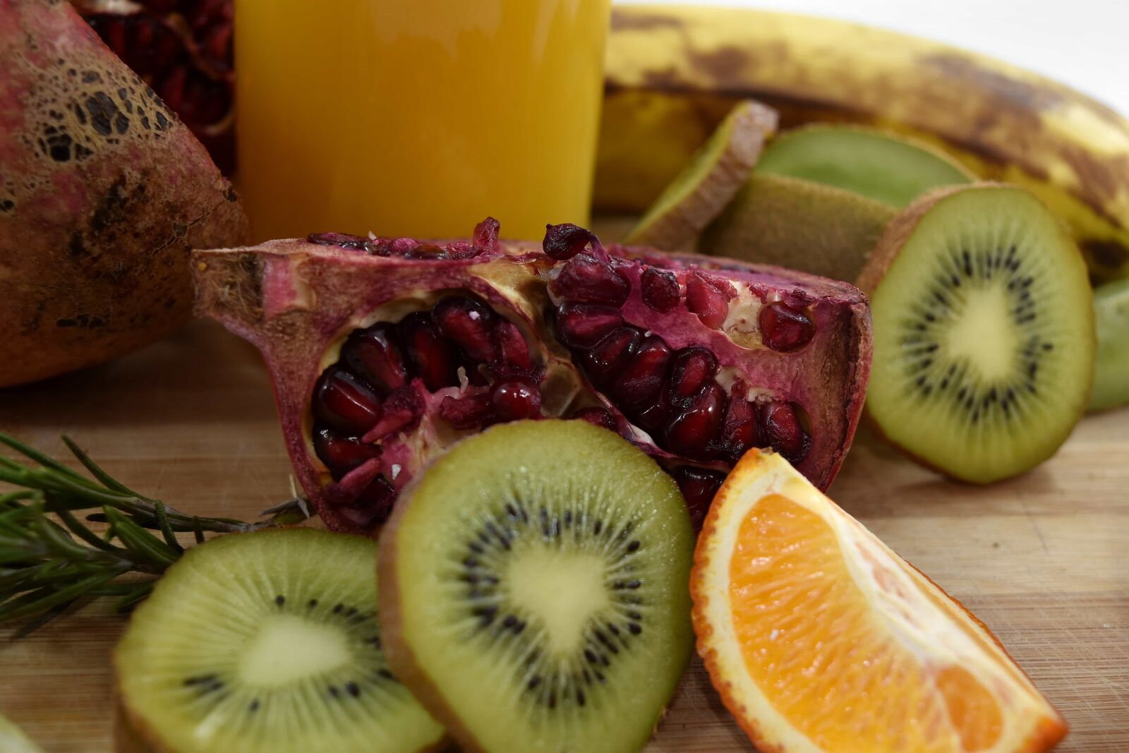 Nikon D5500 sample photo. Banana, kiwi, pomegranate, slices photography