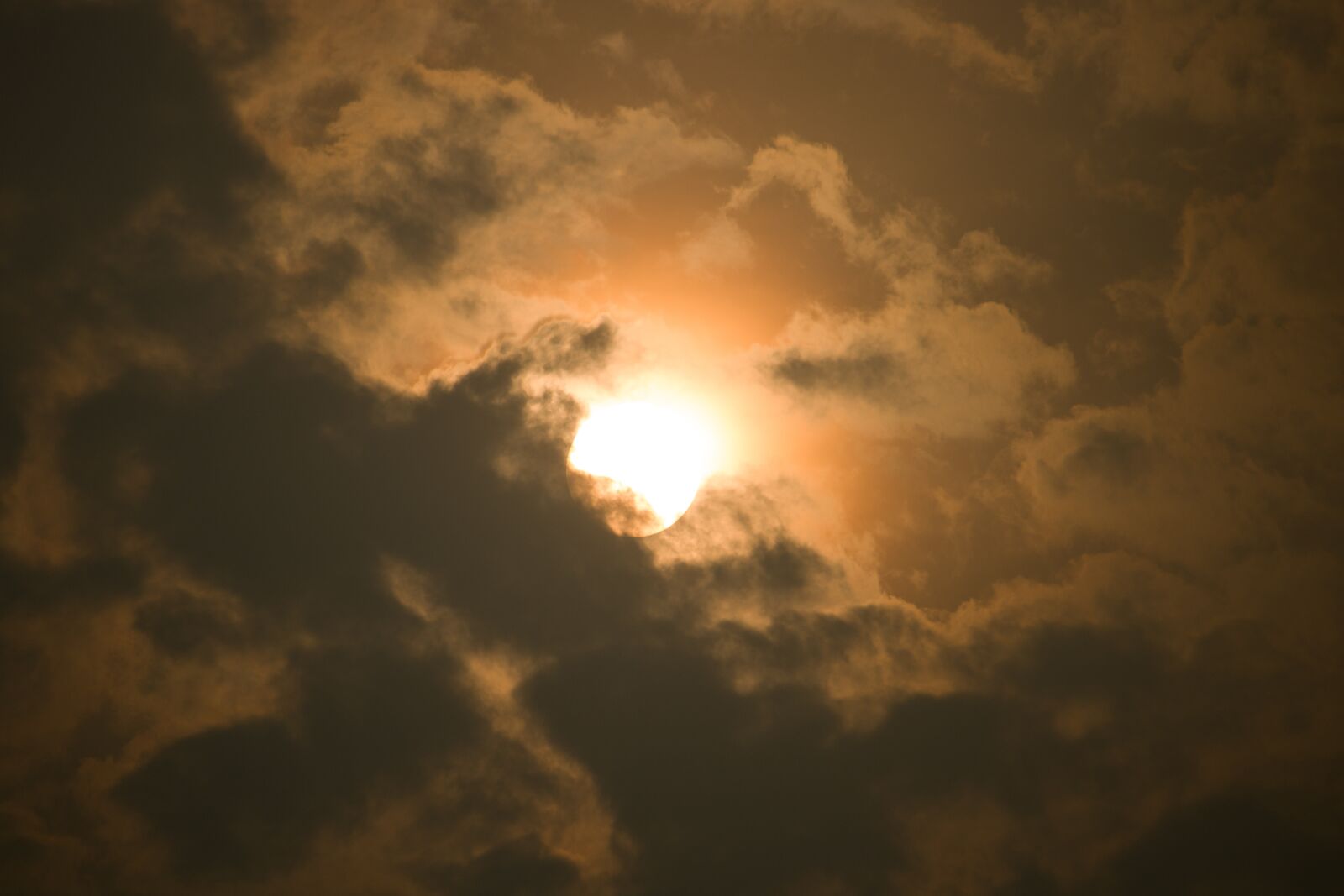 Canon EOS 2000D (EOS Rebel T7 / EOS Kiss X90 / EOS 1500D) sample photo. Cloudscape, clouds, sun photography