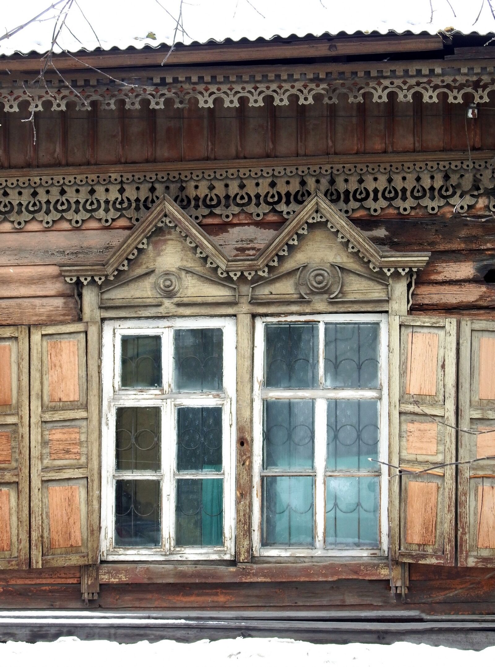Fujifilm FinePix S1 sample photo. Window, shutters, carving photography