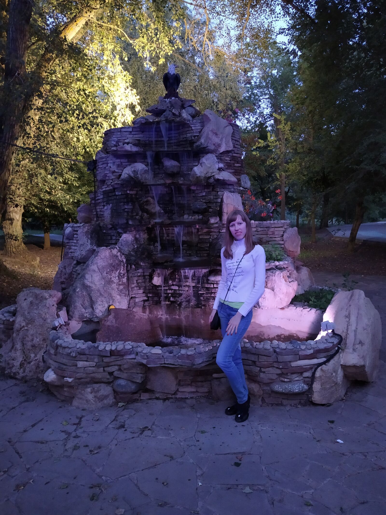 Xiaomi Redmi Note 7 sample photo. Girl, fountain, evening photography