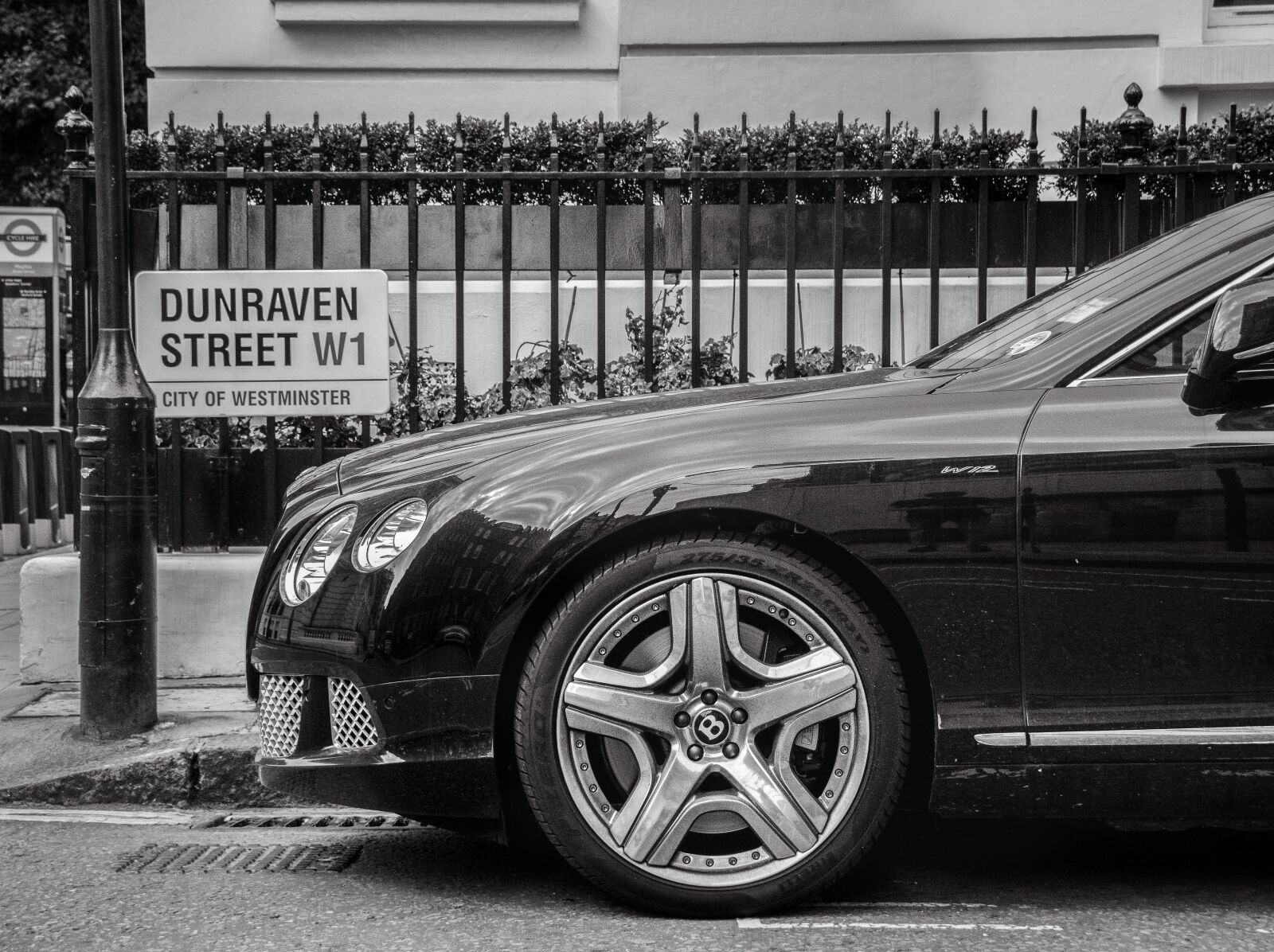 Canon EF-S 18-200mm F3.5-5.6 IS sample photo. Bentley, car, automobile photography