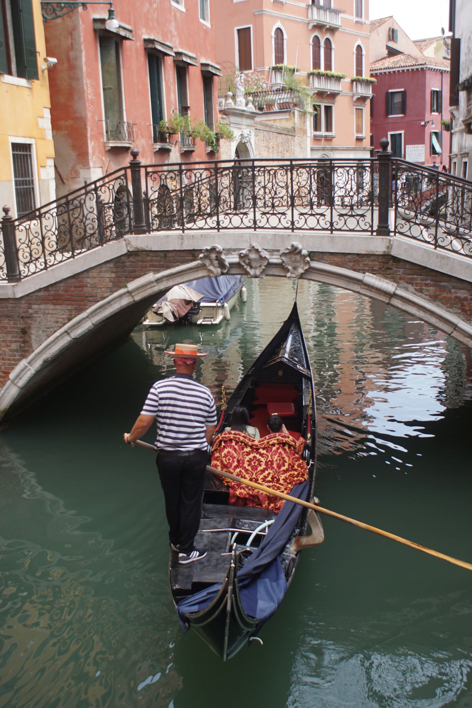 Sony ILCA-77M2 + Sony DT 18-70mm F3.5-5.6 sample photo. Venice, gondola, channel photography