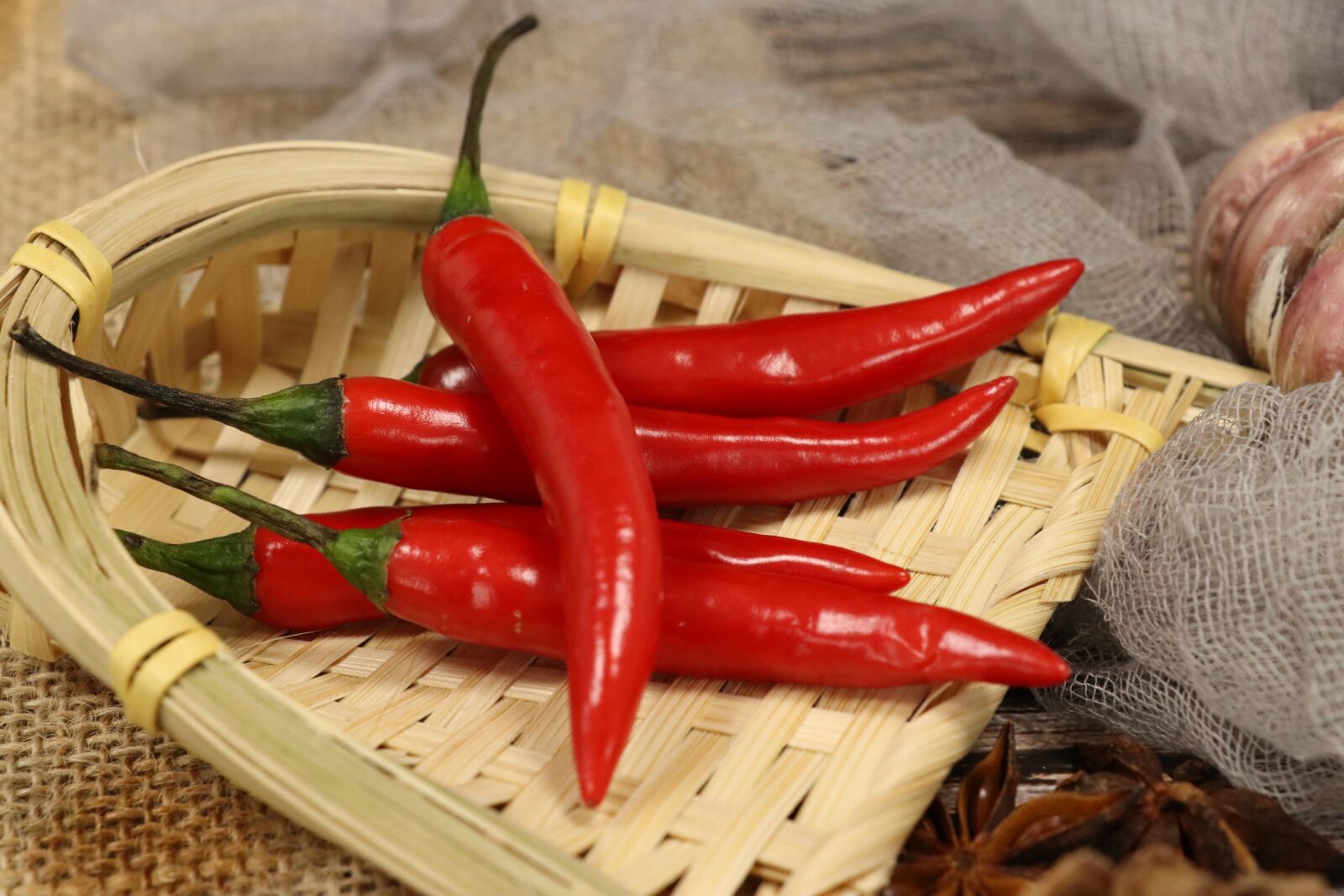 Canon EF-S 18-135mm F3.5-5.6 IS USM sample photo. Red pepper, pepper, red photography