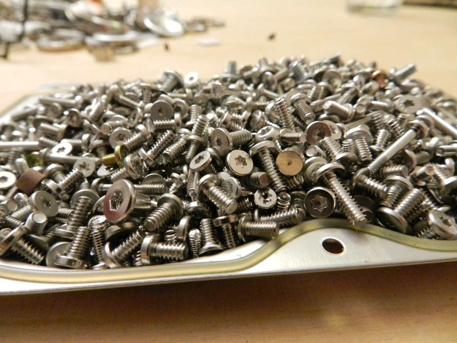 Nikon Coolpix P500 sample photo. Electrical engineering, screw, hard photography