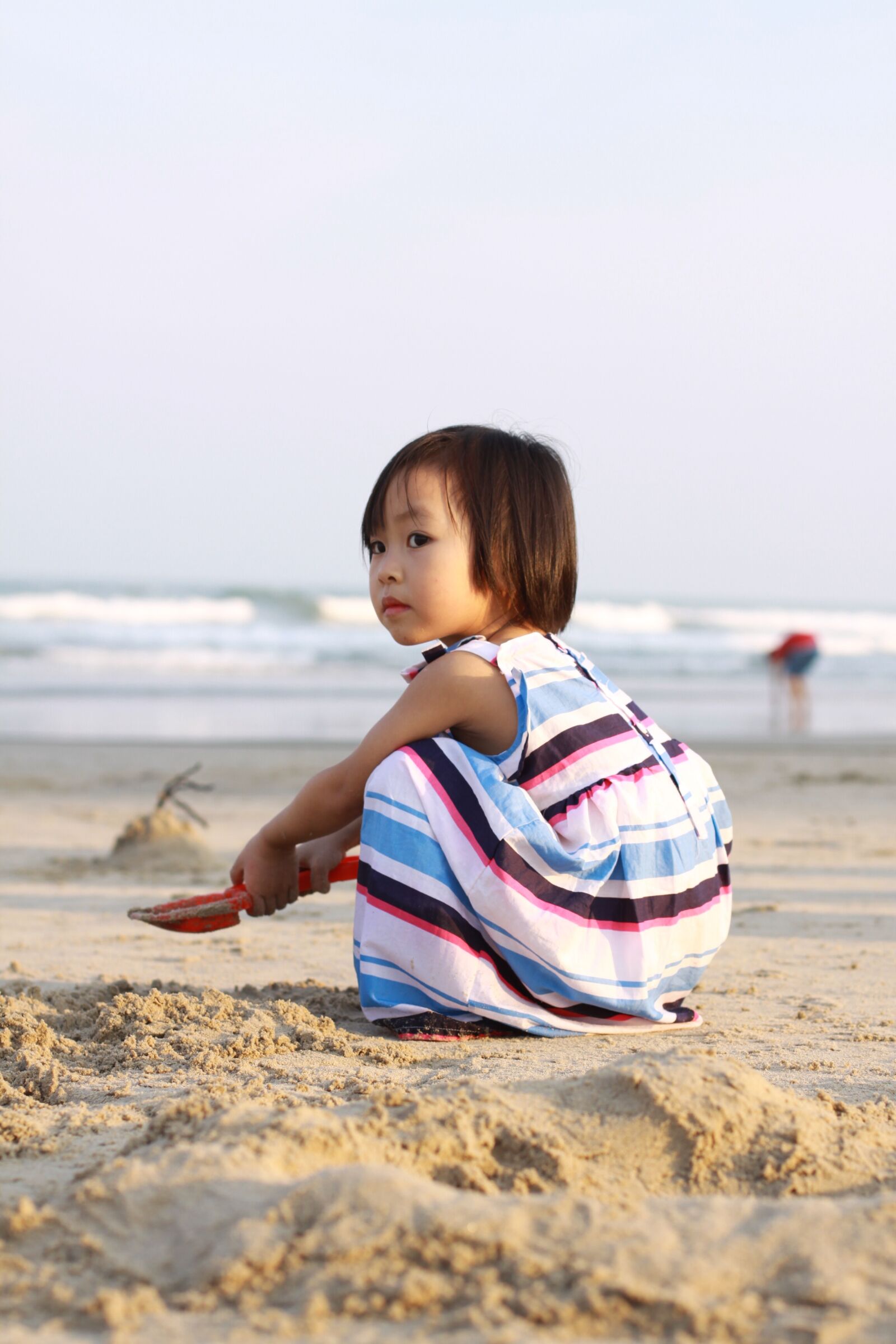 Canon EOS 50D + Canon EF 50mm F1.4 USM sample photo. Beach, cute, child photography