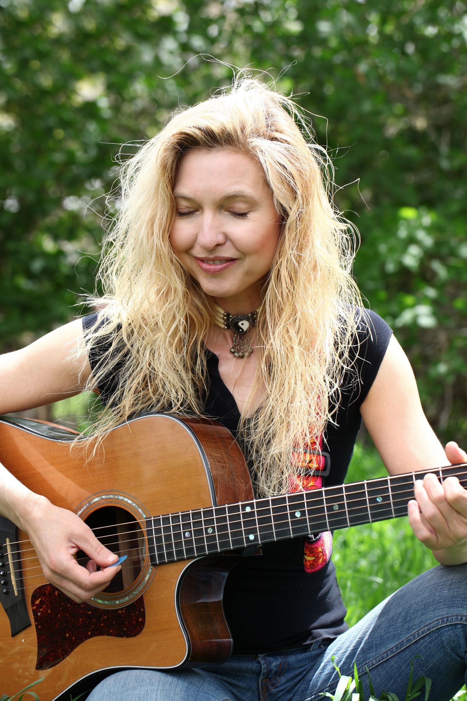 Canon EOS 5D Mark II sample photo. Woman, guitar, music photography