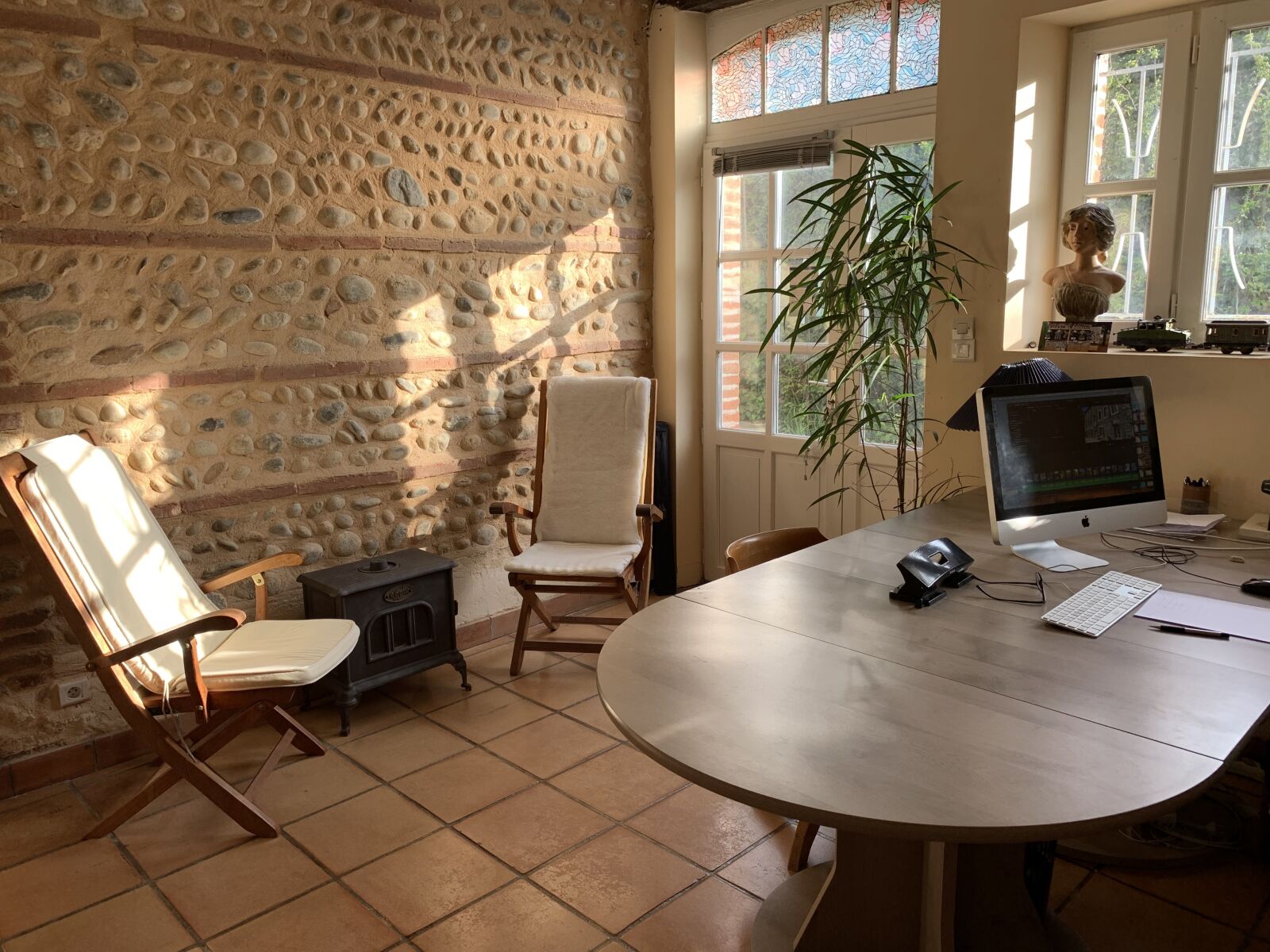 Apple iPhone XR sample photo. Office, bricks, pebble photography