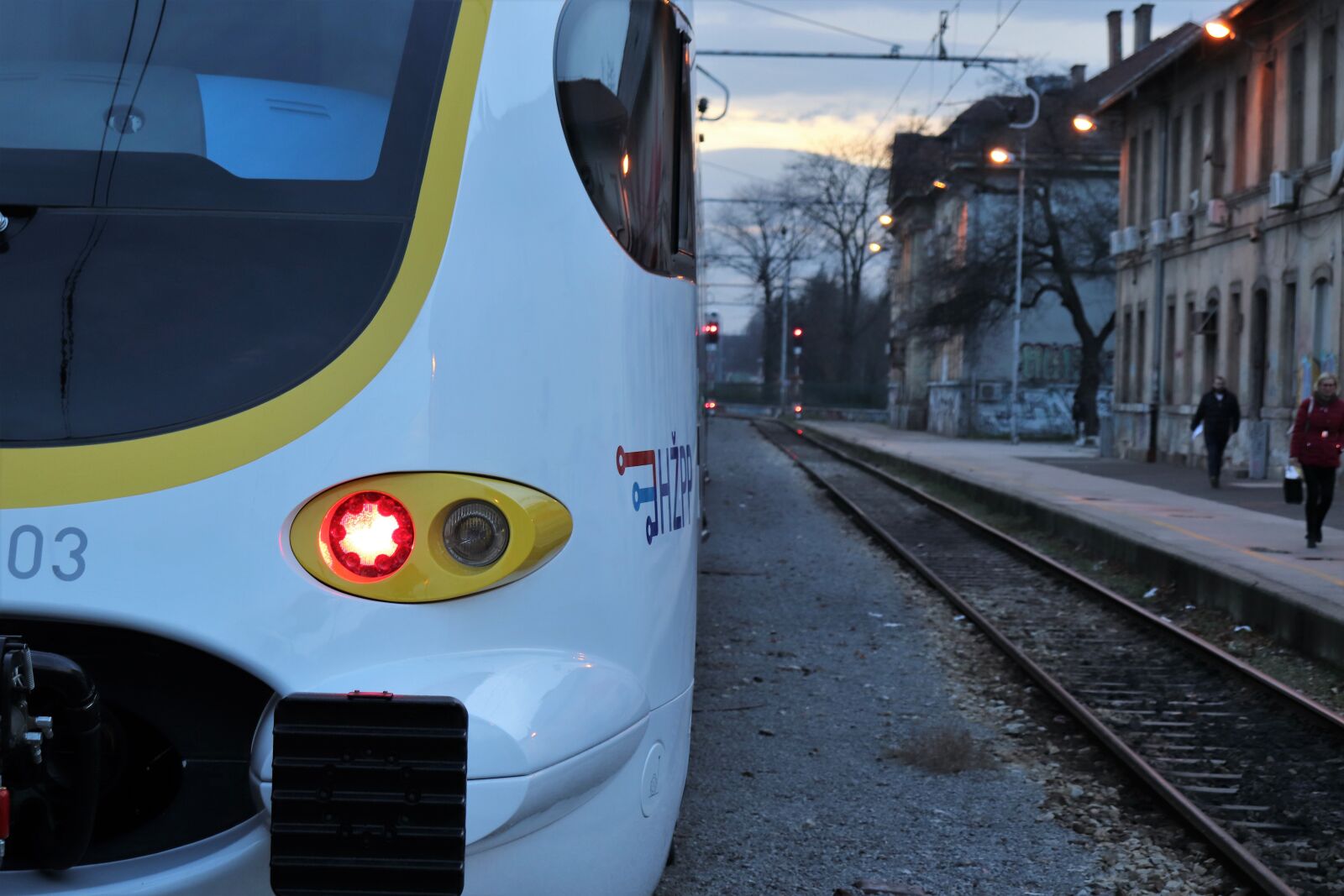 Canon EOS 200D (EOS Rebel SL2 / EOS Kiss X9) sample photo. Passenger train, station, evening photography