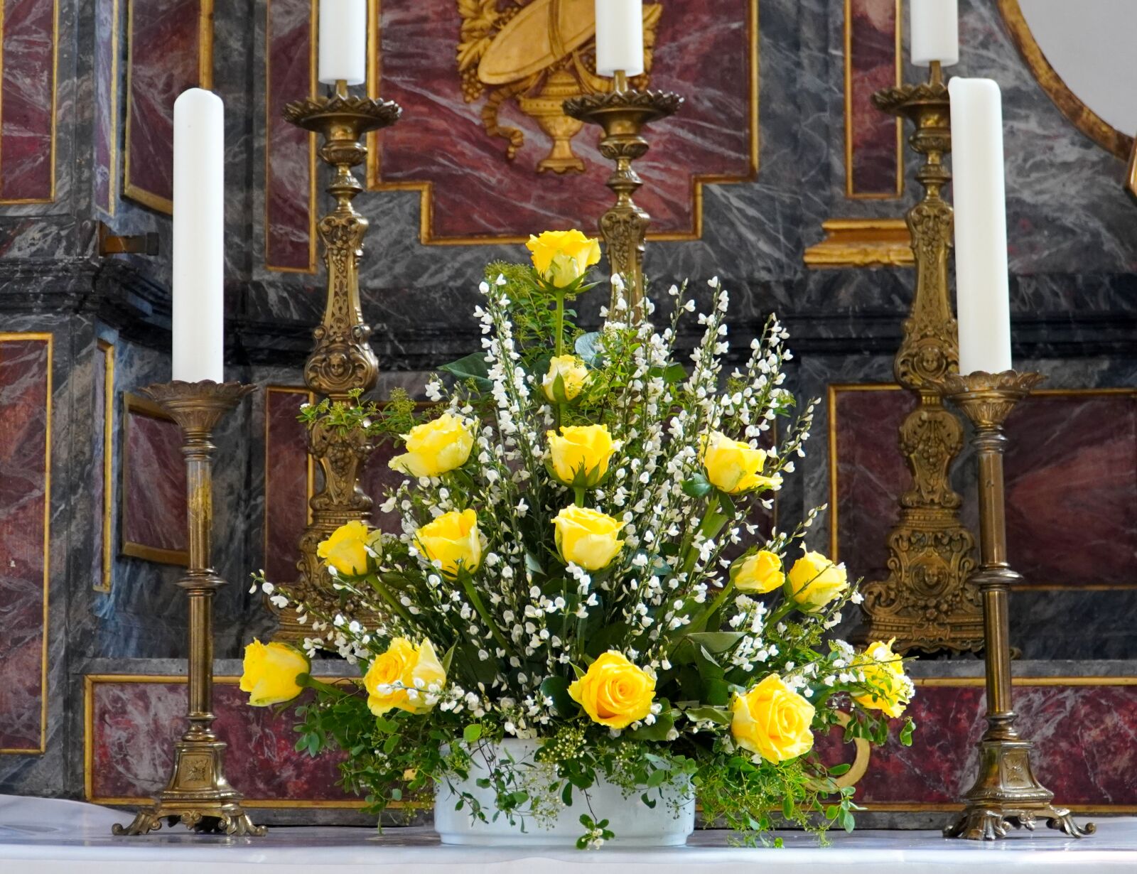 Sony E PZ 18-105mm F4 G OSS sample photo. Roses, yellow, altar photography