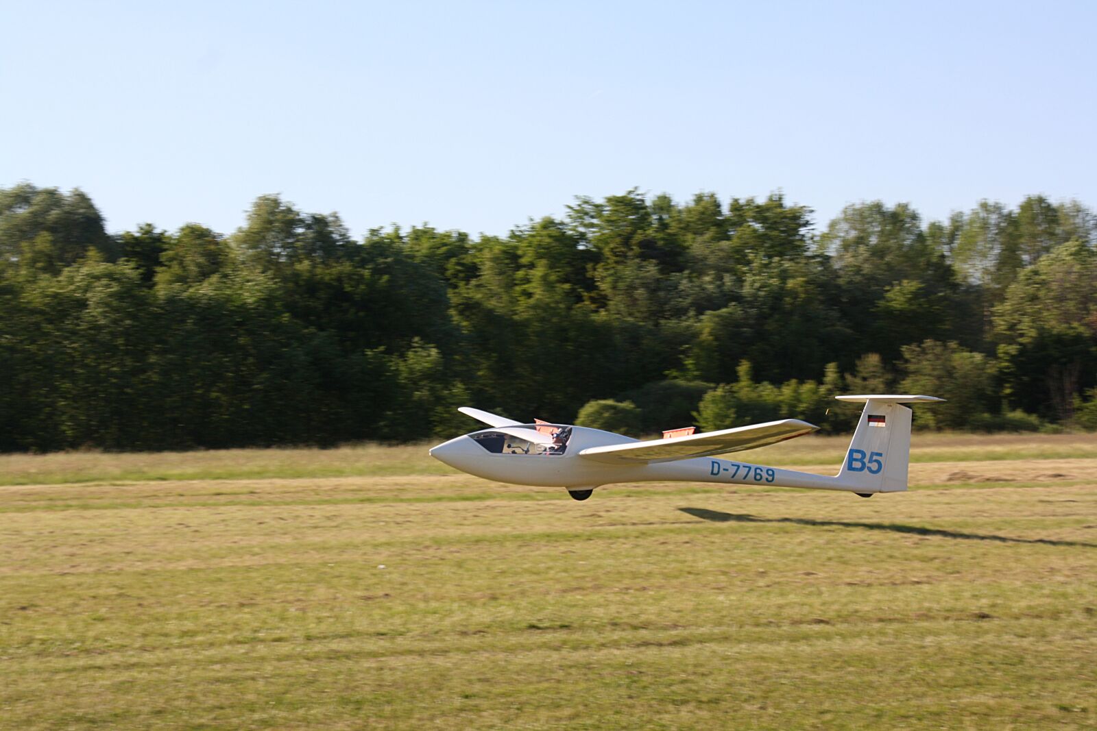 Canon EOS 1000D (EOS Digital Rebel XS / EOS Kiss F) sample photo. Air sports, glider, sailor photography