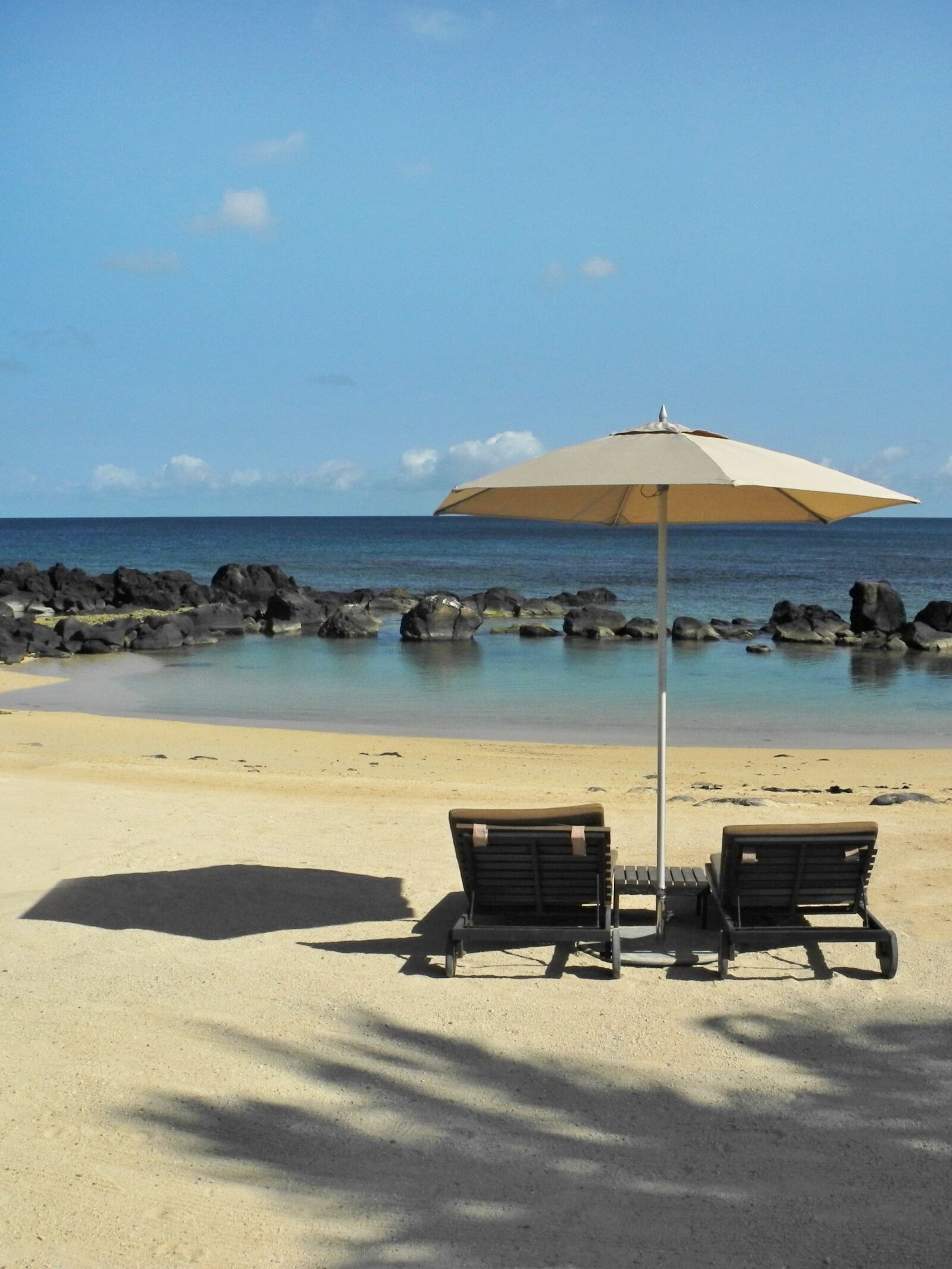 Nikon Coolpix P7100 sample photo. Mauritius, beach, sand photography