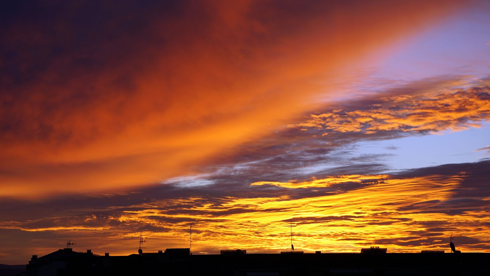 Sony E 55-210mm F4.5-6.3 OSS sample photo. Sun's rays, sun, dawn photography