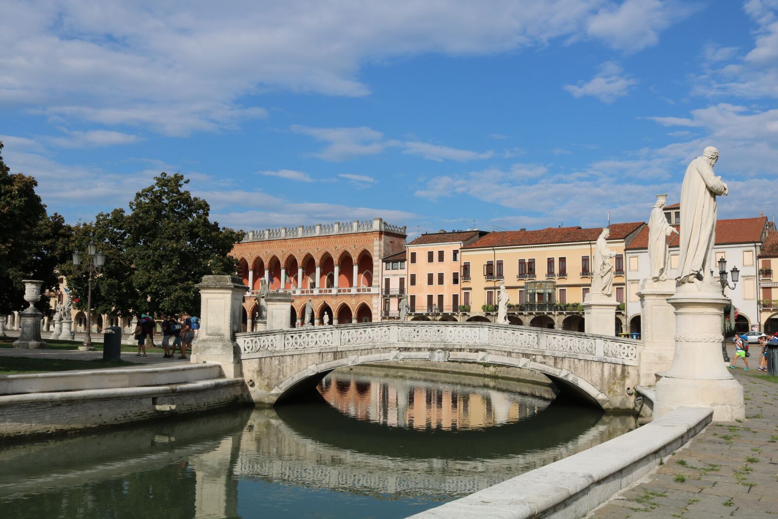 Canon EOS 750D (EOS Rebel T6i / EOS Kiss X8i) sample photo. Padova, italy, sculptures photography