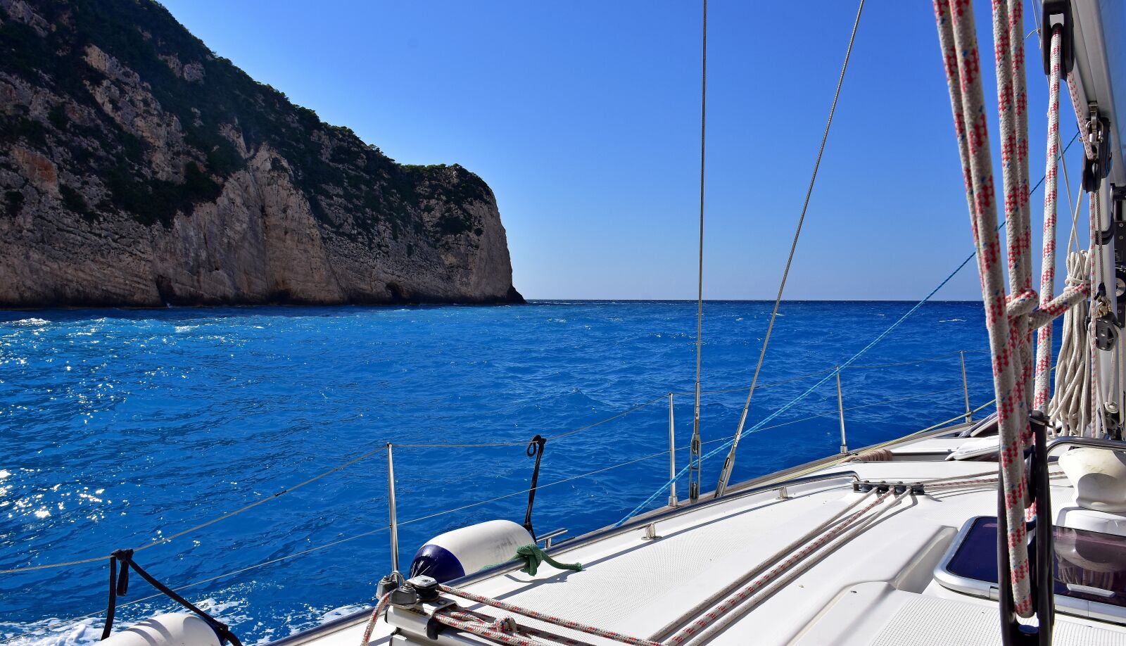Nikon D7200 sample photo. Yacht, sea, rocks photography