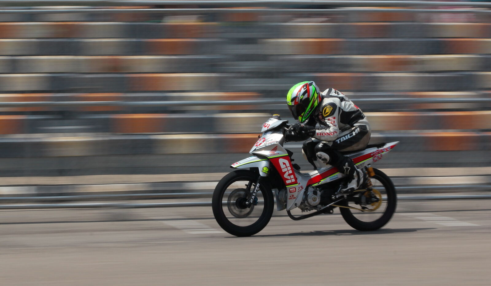 Sigma 70-200mm F2.8 EX DG OS HSM sample photo. Motorcycle, racer, on, silver photography