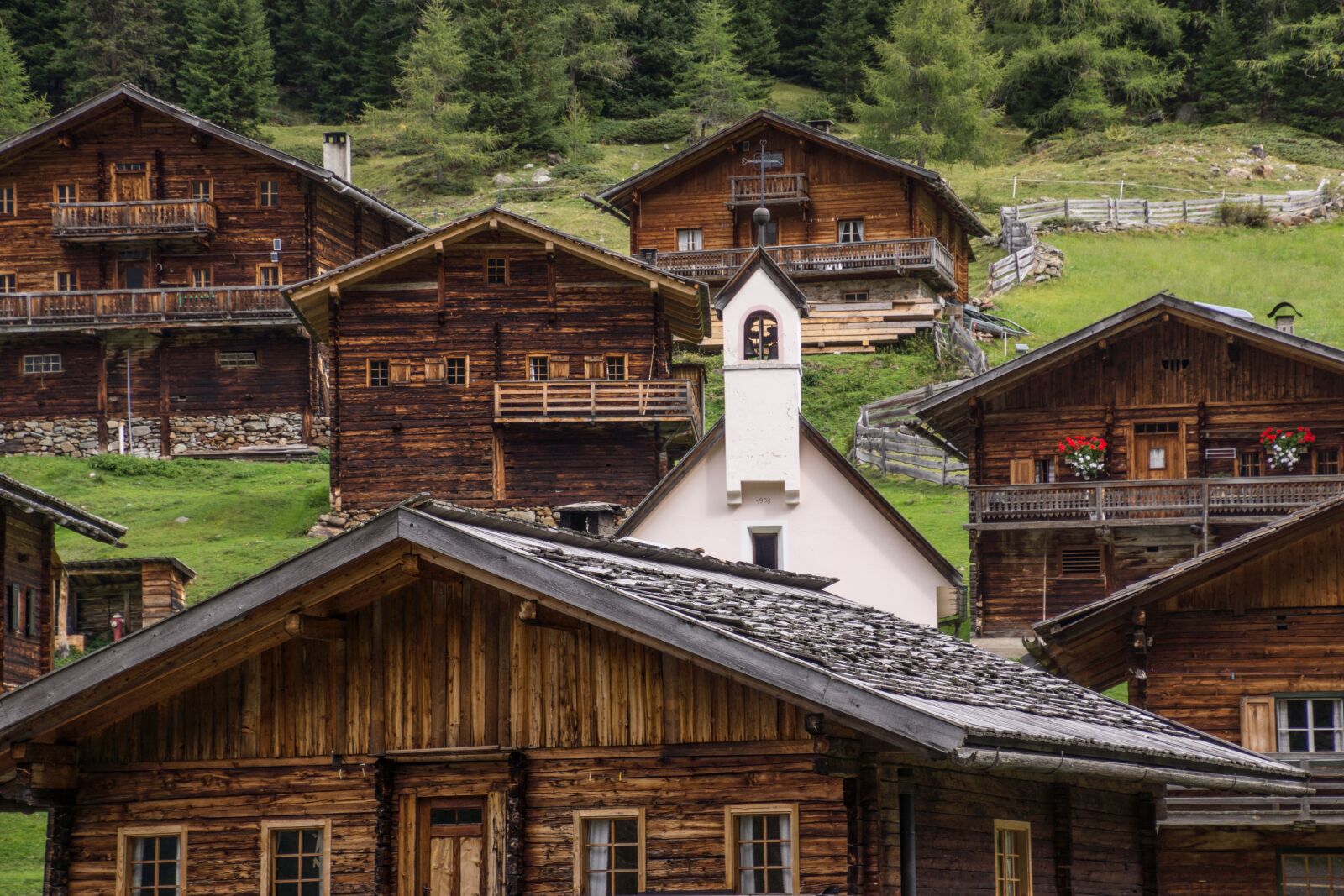 Tamron 16-300mm F3.5-6.3 Di II VC PZD Macro sample photo. Houses, wood, tyrol photography