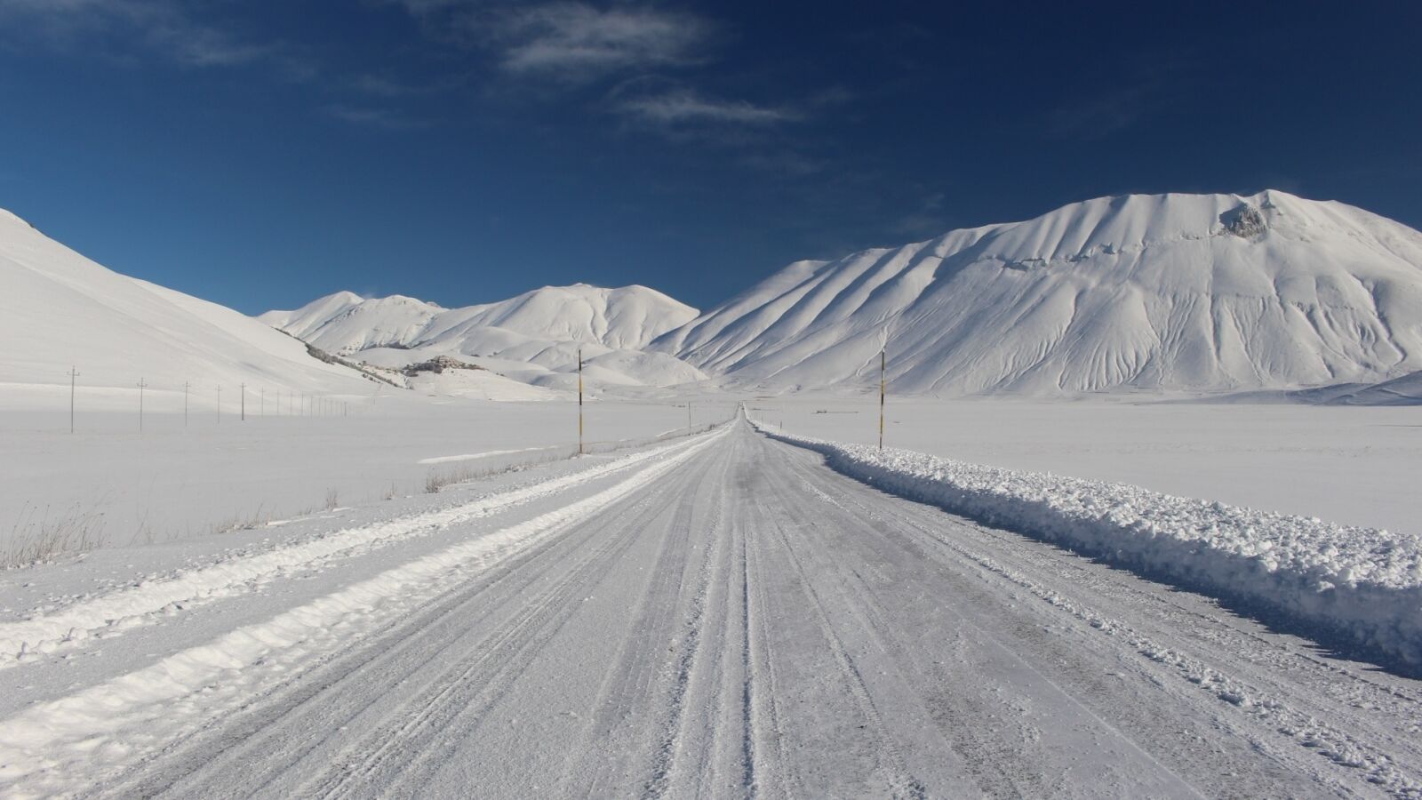 Canon EOS 700D (EOS Rebel T5i / EOS Kiss X7i) sample photo. Castelluccio, mountains, snow photography