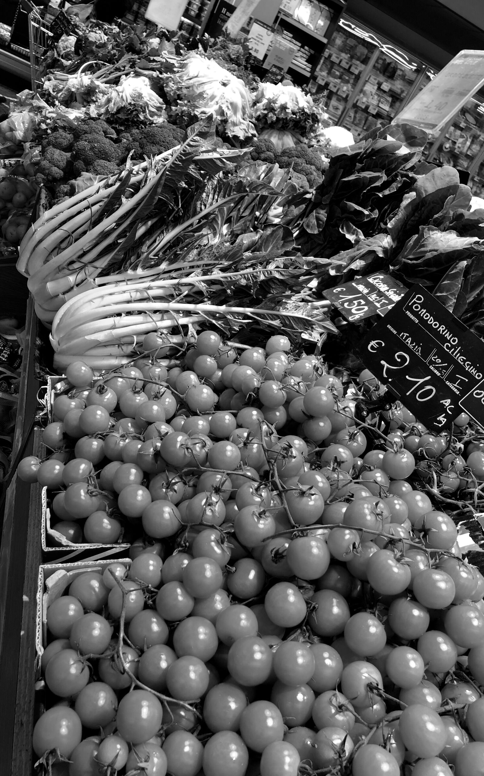iPhone X back dual camera 4mm f/1.8 sample photo. Vegetables, black and white photography