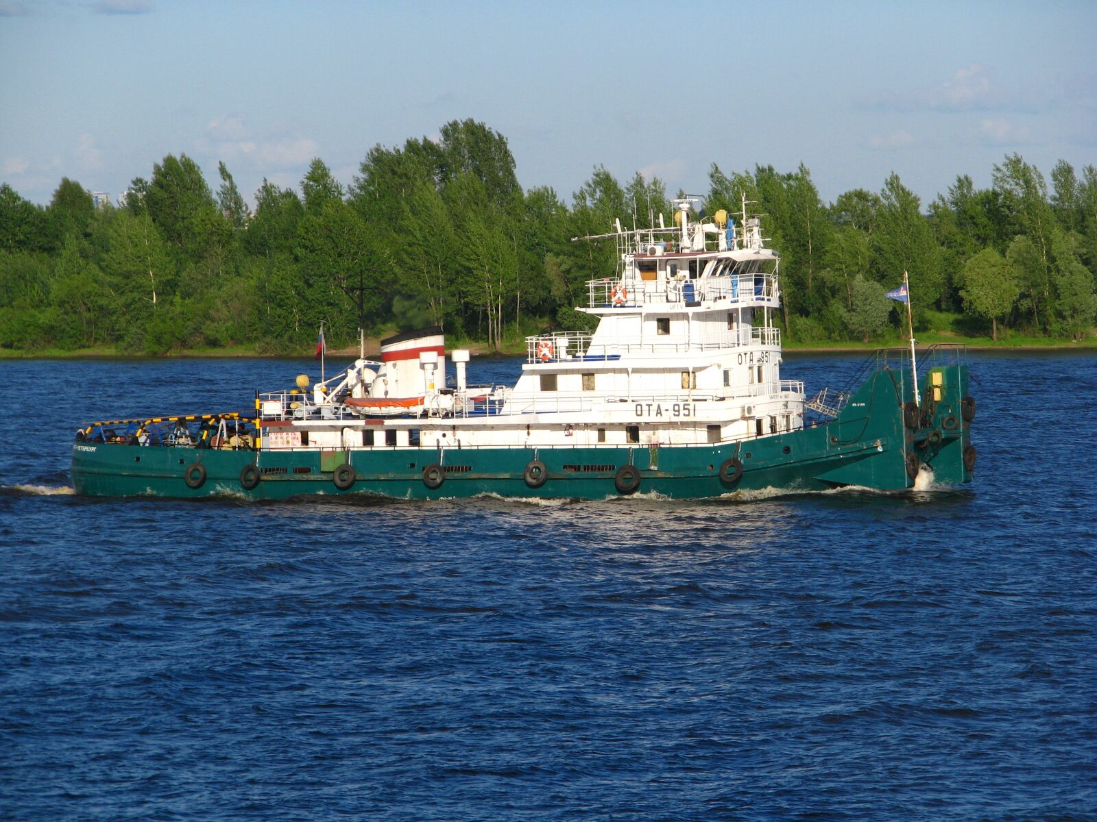 Canon POWERSHOT S5 IS sample photo. River, tug, sky photography