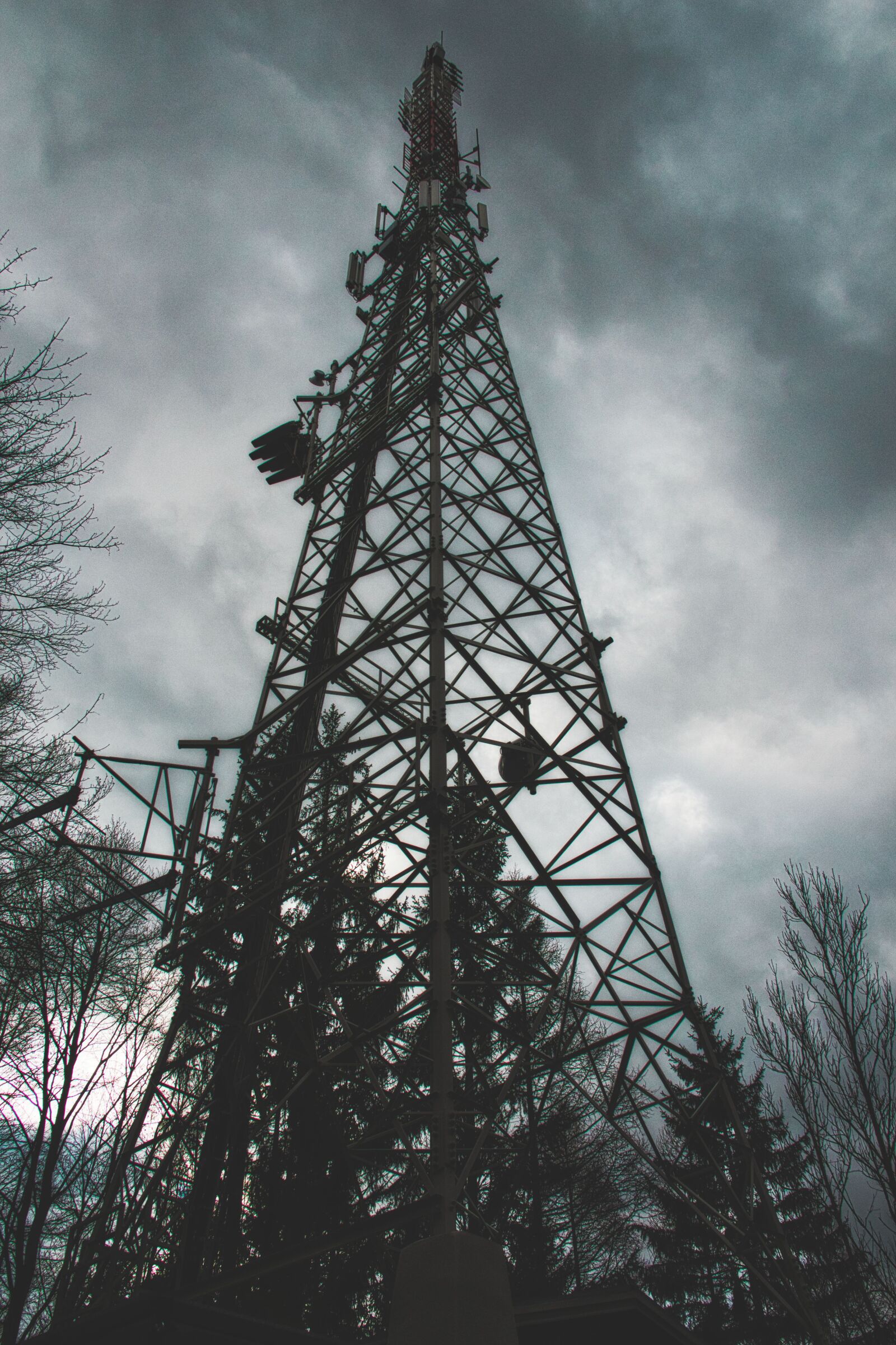 Canon EOS 700D (EOS Rebel T5i / EOS Kiss X7i) sample photo. Gloomy, clouds, masts photography