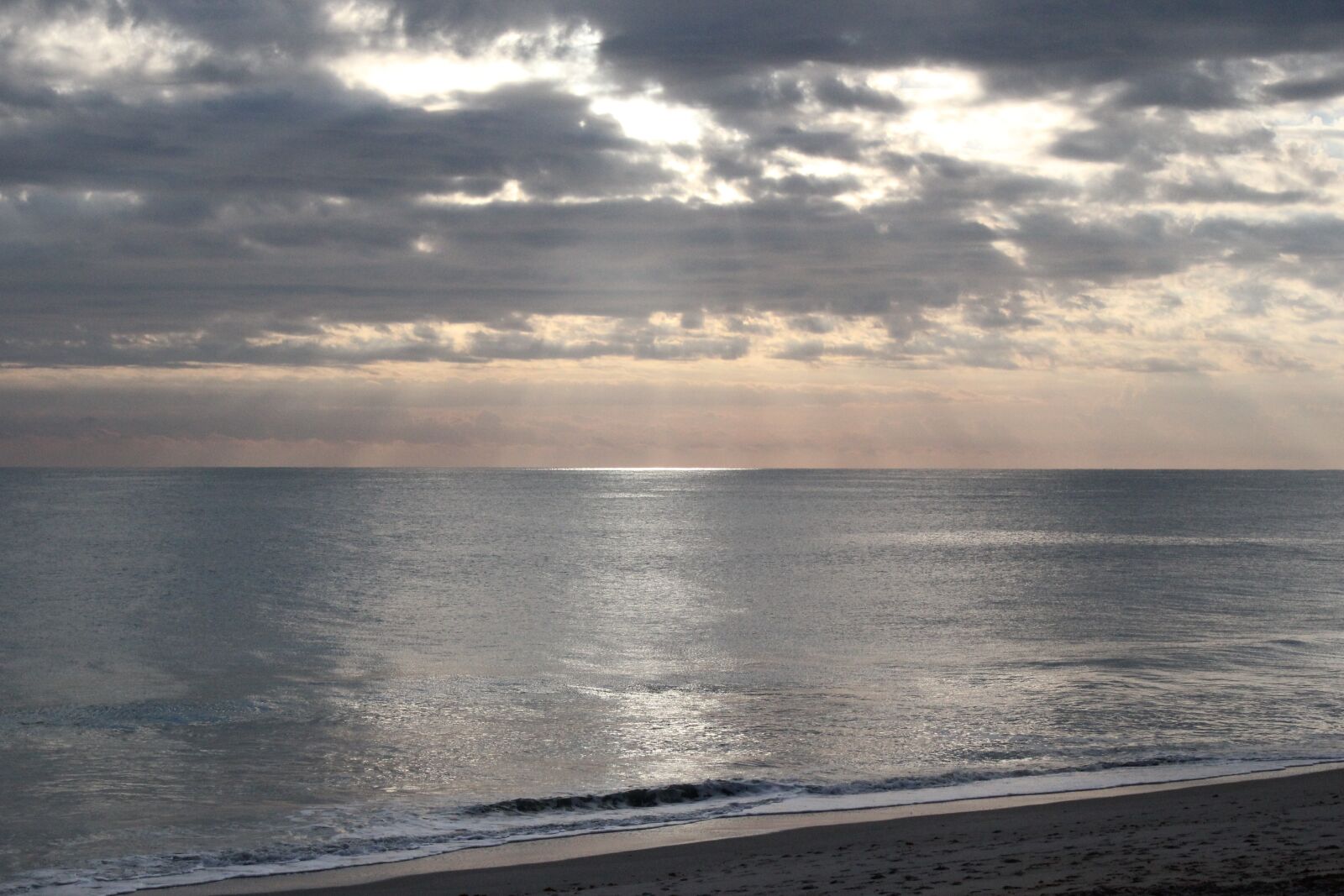 Canon EOS 550D (EOS Rebel T2i / EOS Kiss X4) sample photo. Beach, sunrise, clouds photography