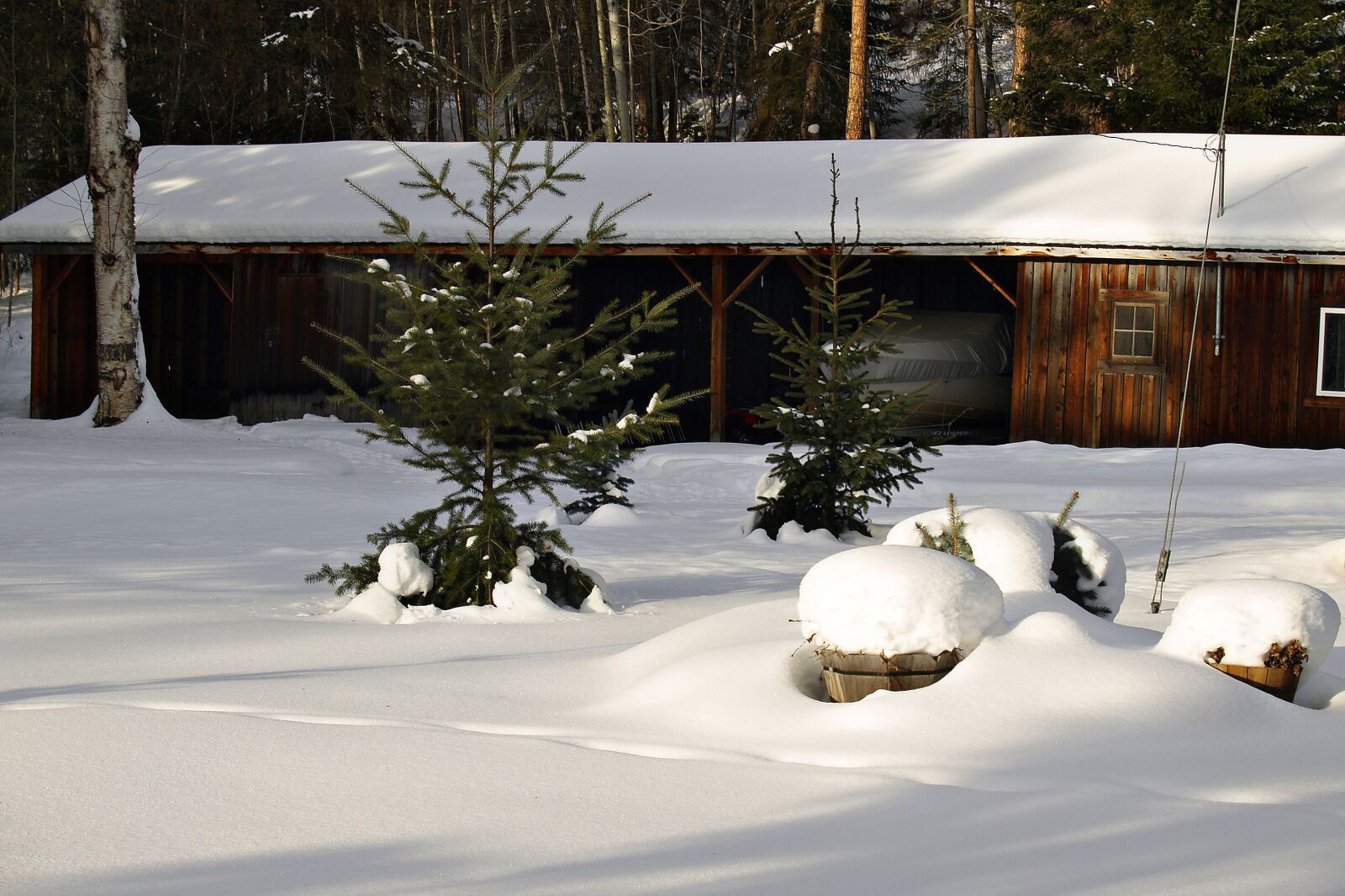Olympus E-330 (EVOLT E-330) sample photo. Winter, building, shed photography