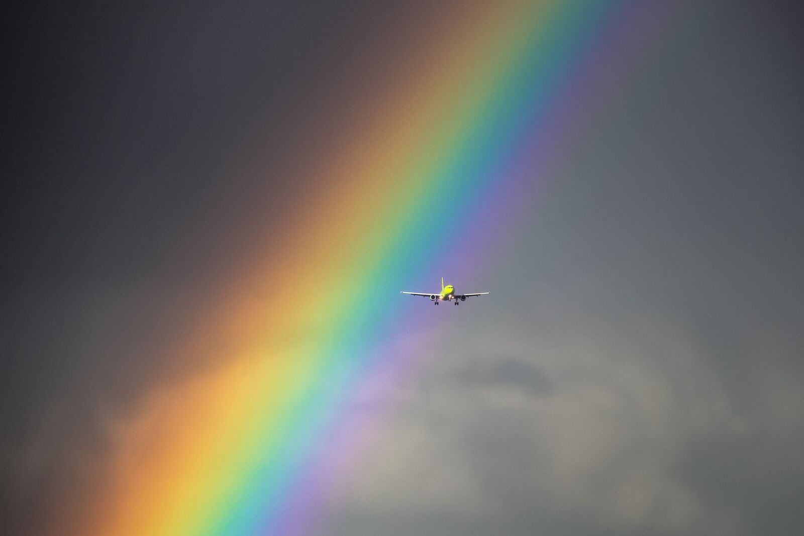 Canon EOS 550D (EOS Rebel T2i / EOS Kiss X4) + Canon EF-S 55-250mm F4-5.6 IS STM sample photo. Plane, rainbow, flight photography