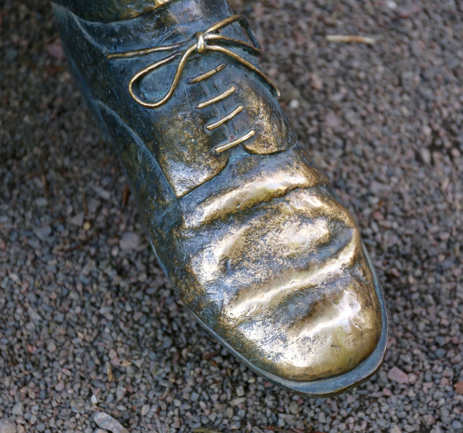 Canon EF 24-70mm F4L IS USM sample photo. Shoe, metal, memorial photography