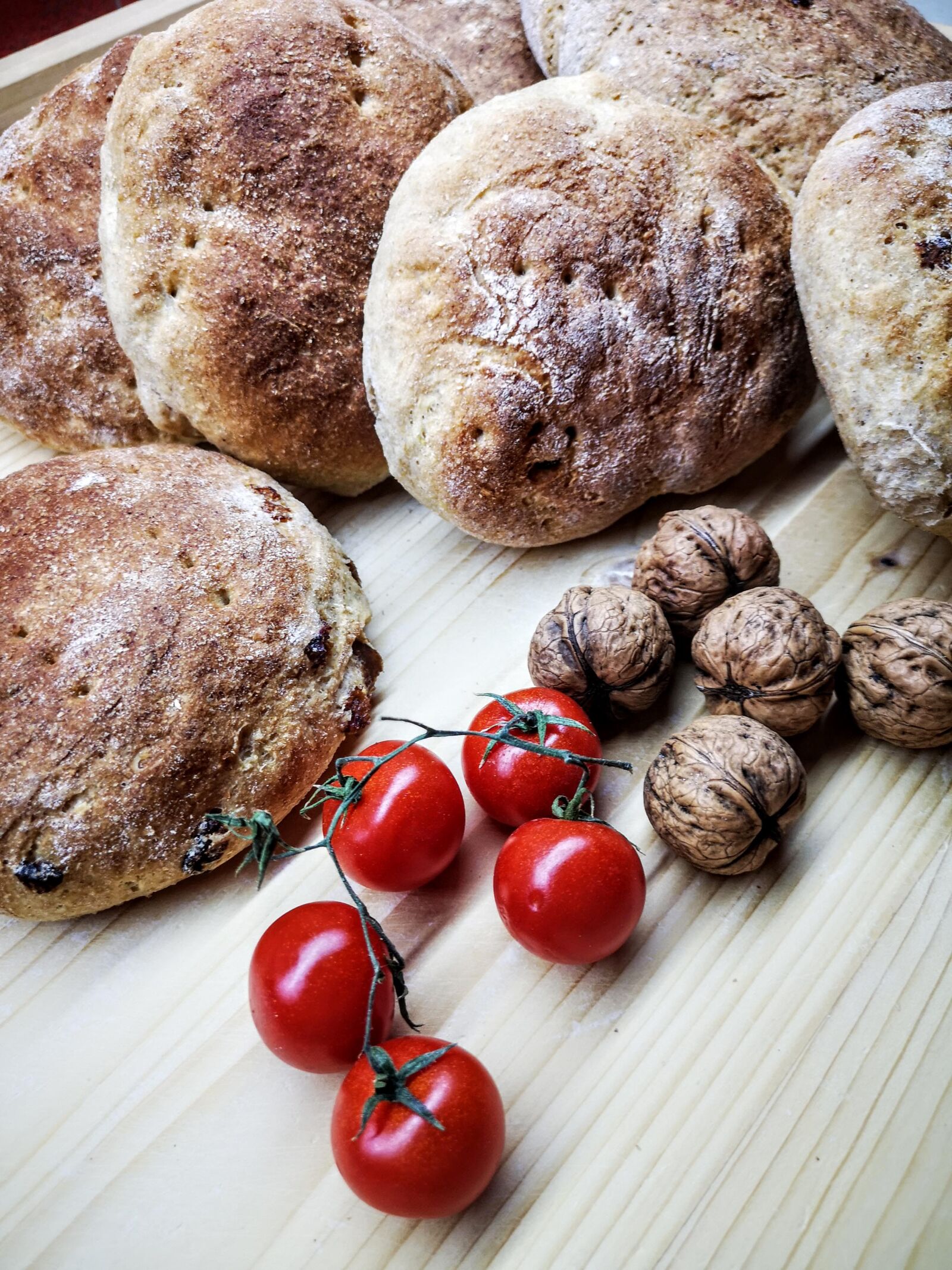HUAWEI CLT-L09 sample photo. Walnuts, tomatoes, home-made bread photography
