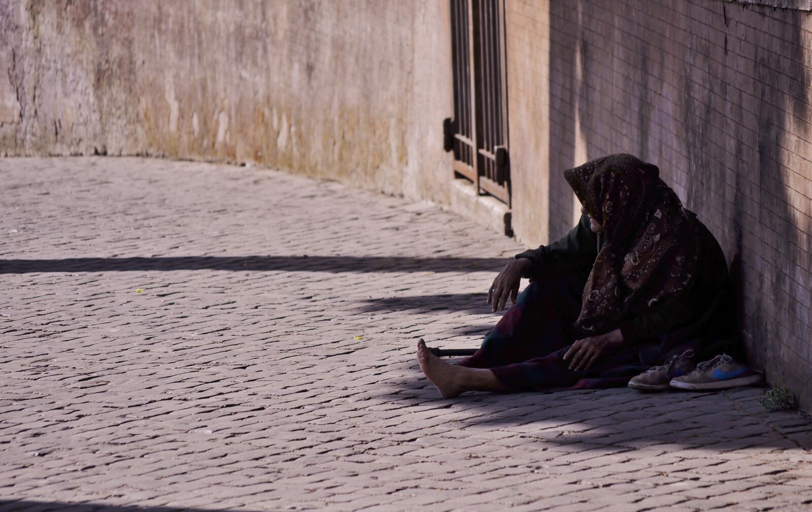 Nikon D5000 sample photo. Person, woman, sitting, old photography