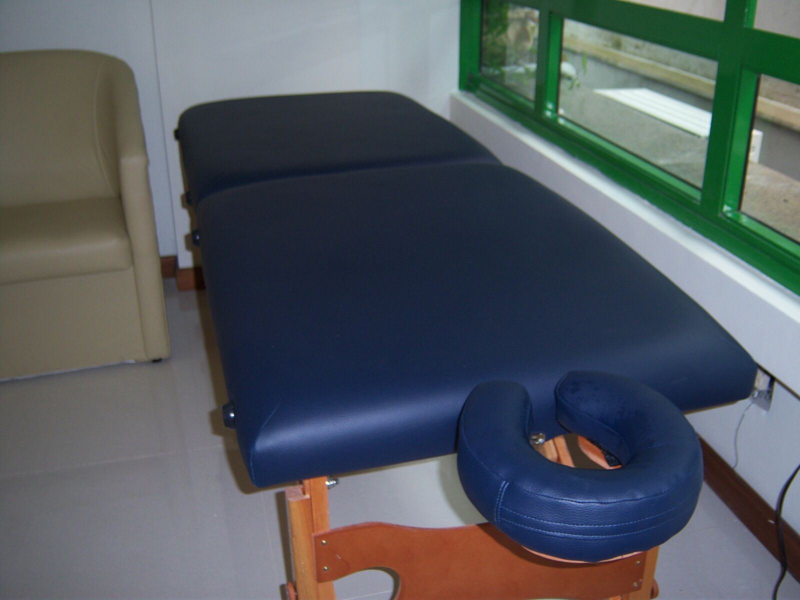 Kodak EASYSHARE V1003 ZOOM DIGITAL CAMERA sample photo. Massage table, clinic, adjusting photography