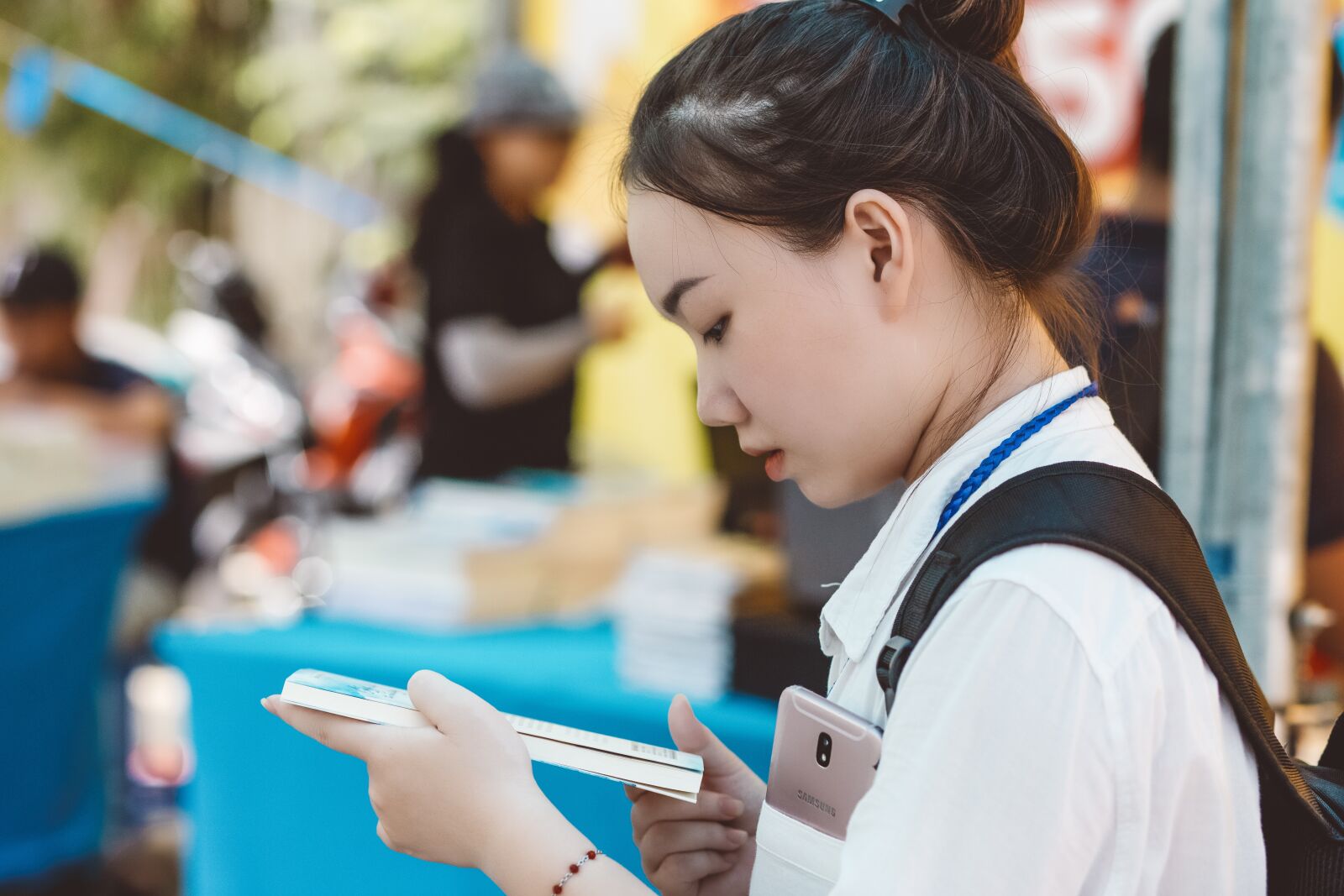 Canon EF 85mm F1.8 USM sample photo. Girl, reading, students photography