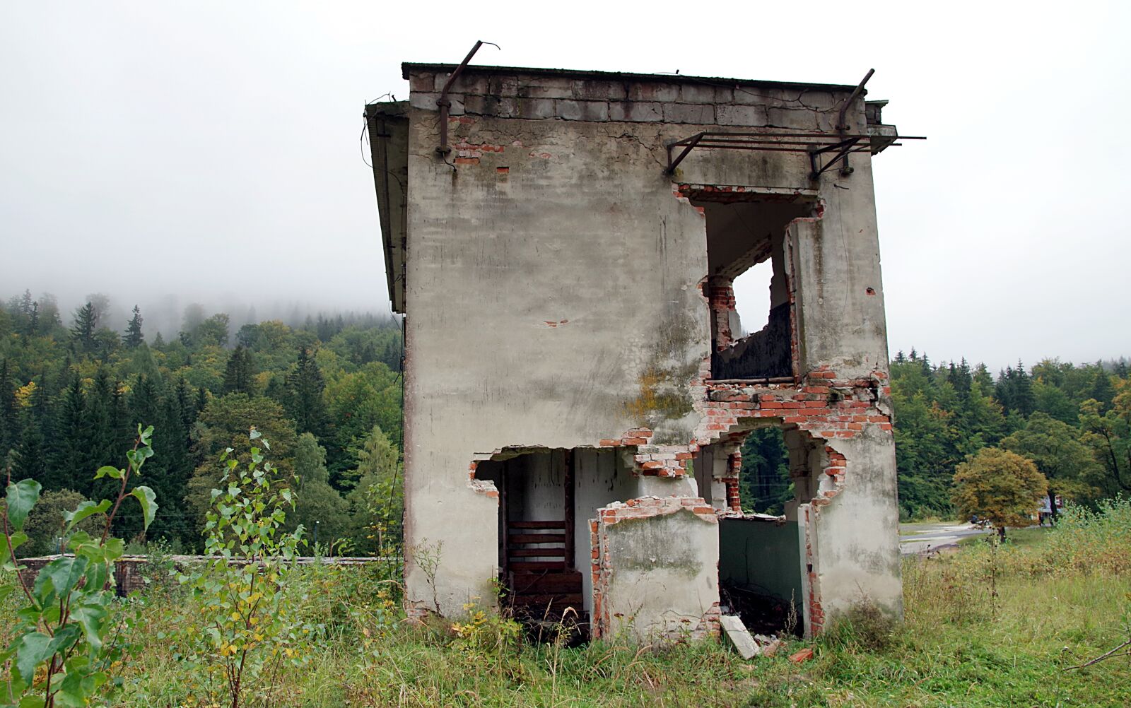 Pentax K-S2 sample photo. Crash, house, the war photography