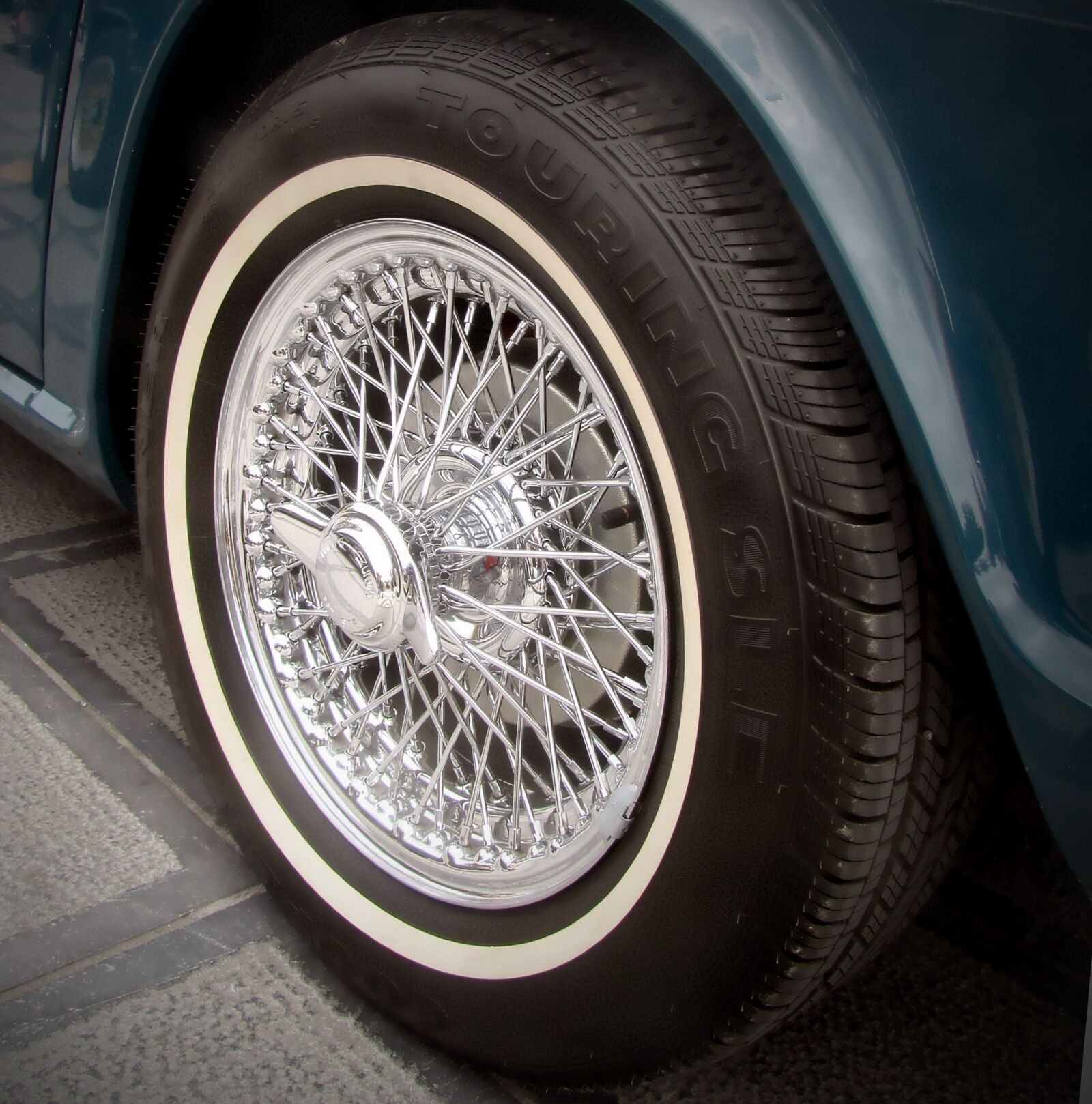 Canon PowerShot SX10 IS sample photo. Automotive, classic, spoke wheel photography