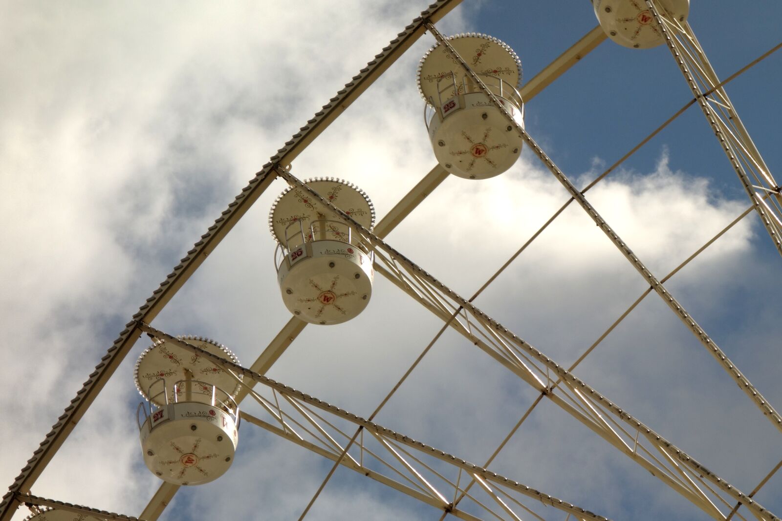Sony Cyber-shot DSC-RX100 sample photo. Ferris wheel, gondola, sky photography