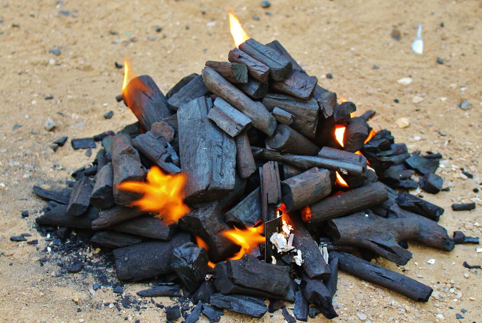 Canon EOS 700D (EOS Rebel T5i / EOS Kiss X7i) sample photo. Coal, fire, hot photography