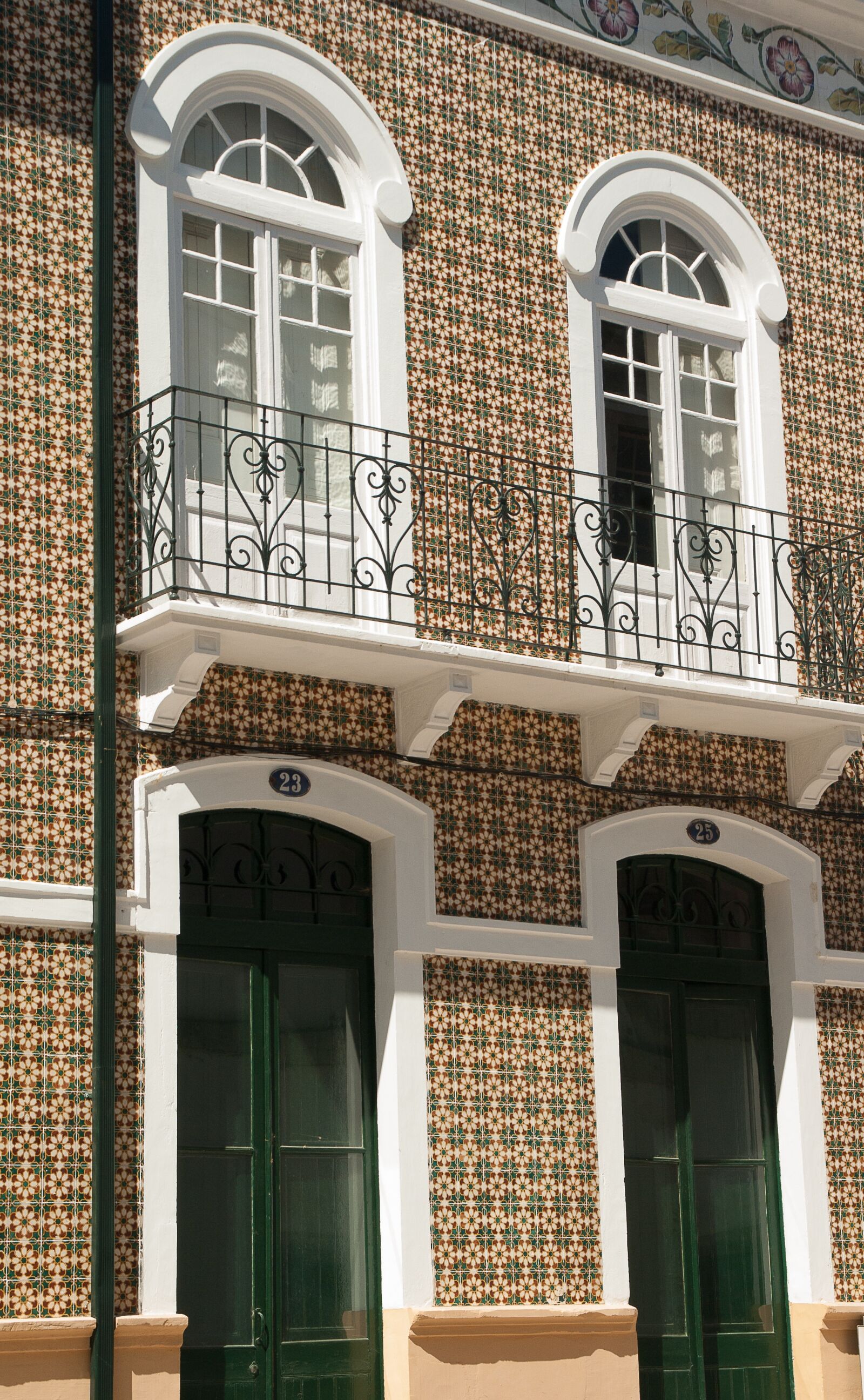 Pentax K10D sample photo. Portugal, facade, azuleros photography