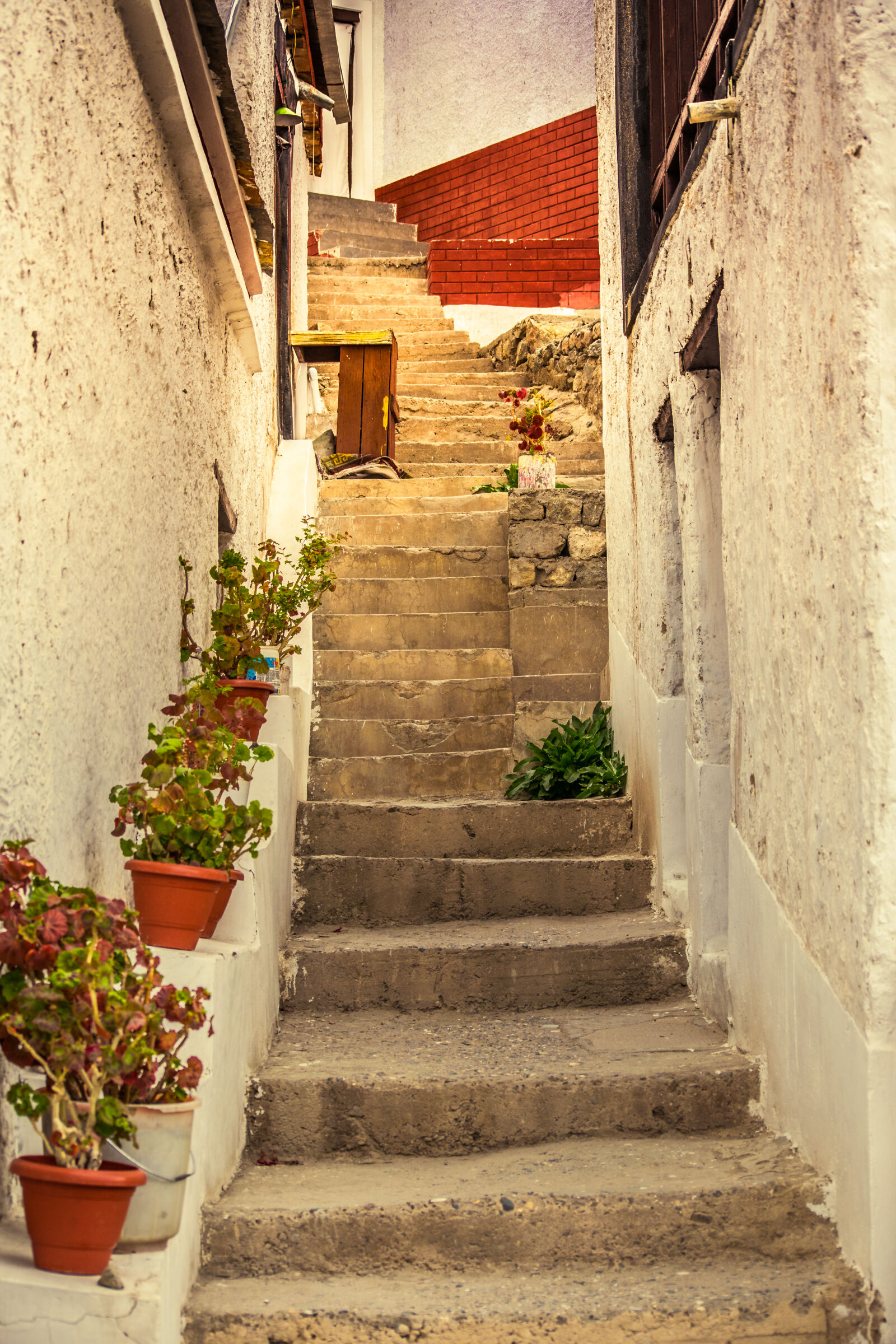 Nikon D5300 + Nikon AF-S DX Nikkor 55-200mm F4-5.6G VR II sample photo. Alley, daylight, narrow, staircase photography