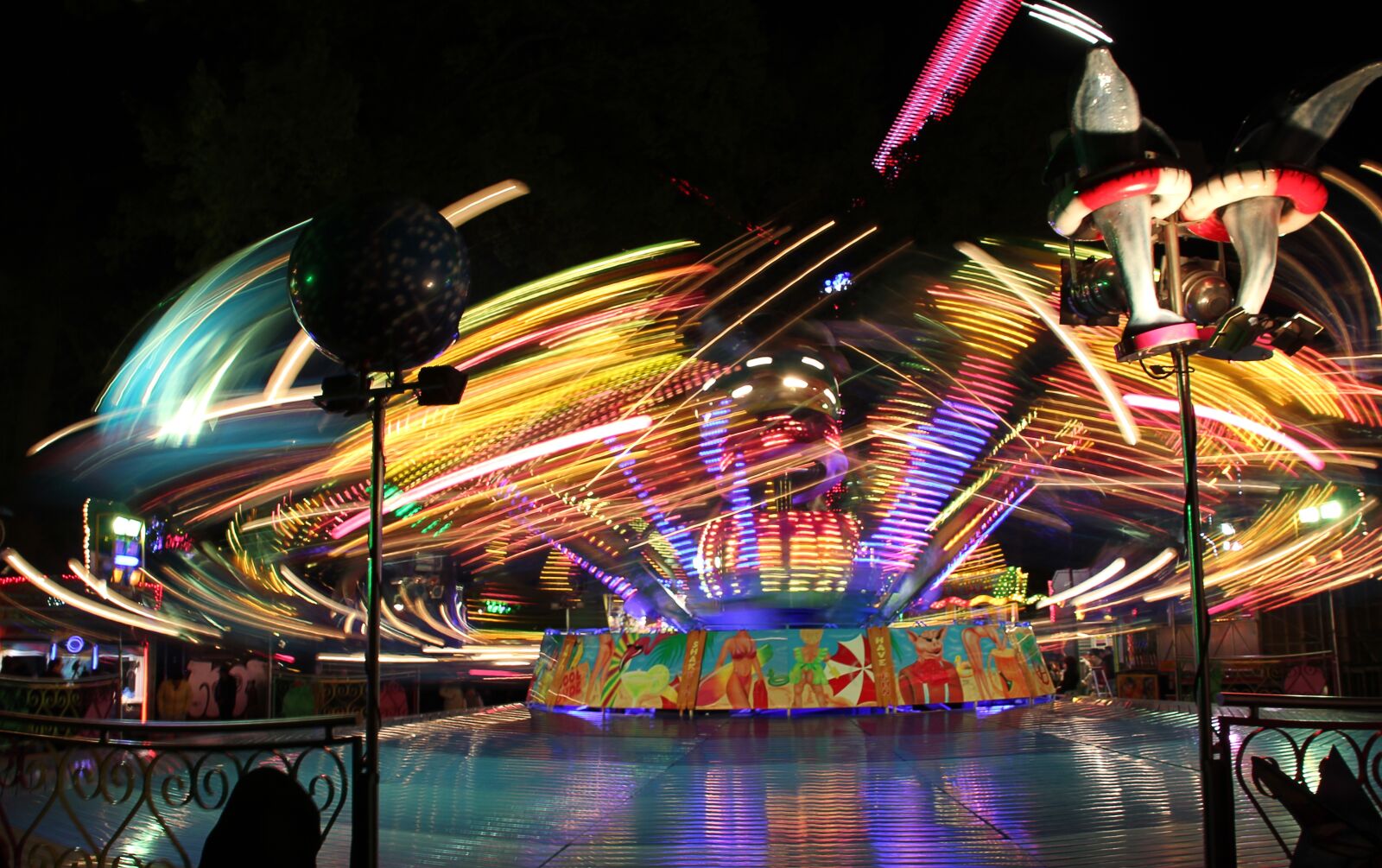 Canon EOS 550D (EOS Rebel T2i / EOS Kiss X4) sample photo. Funfair, party, evening photography