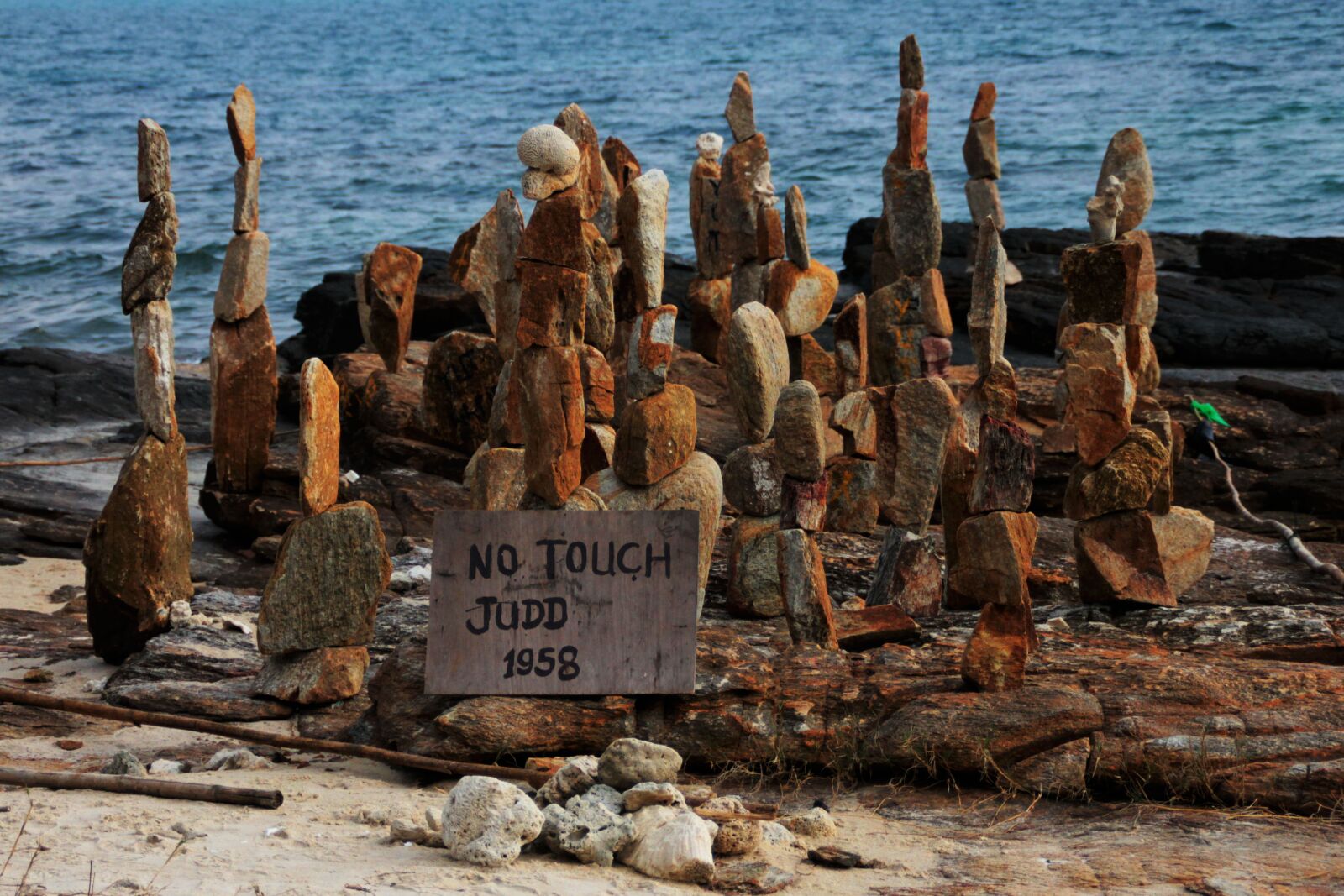 Canon EOS 550D (EOS Rebel T2i / EOS Kiss X4) sample photo. Sea, bay, figures photography