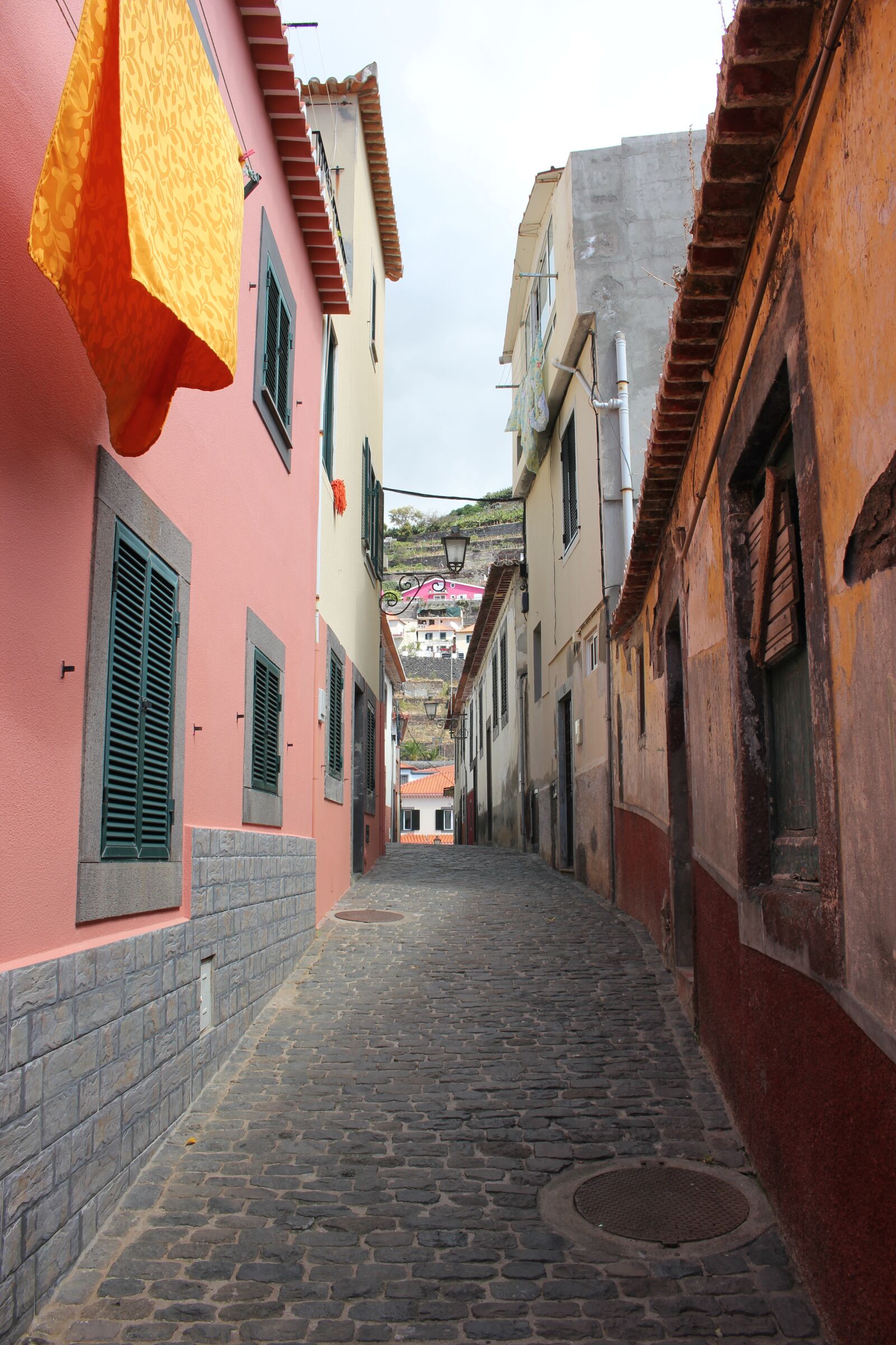 Canon EOS 550D (EOS Rebel T2i / EOS Kiss X4) sample photo. Madeira, narrow lane, historic photography