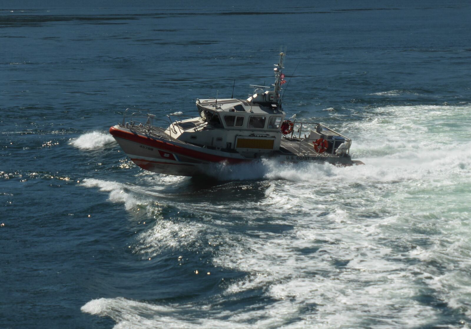Panasonic Lumix DMC-ZS30 (Lumix DMC-TZ40) sample photo. Boat, pilot, foam photography