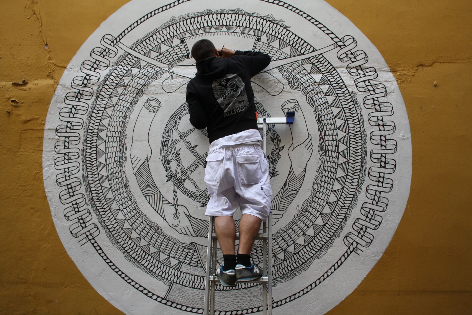 Canon EOS 1000D (EOS Digital Rebel XS / EOS Kiss F) sample photo. Graffiti, urban art, circle photography