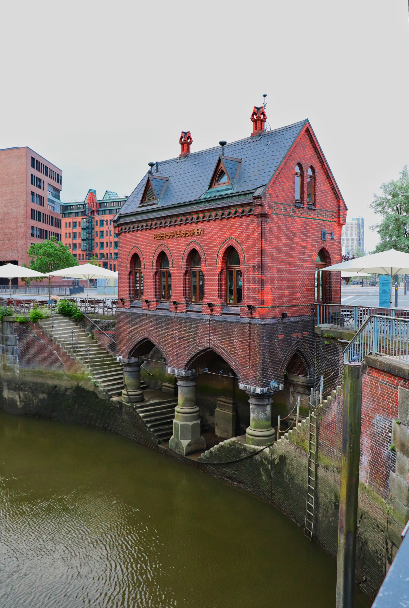 Canon EOS 200D (EOS Rebel SL2 / EOS Kiss X9) sample photo. Fleet, hamburg, architecture photography