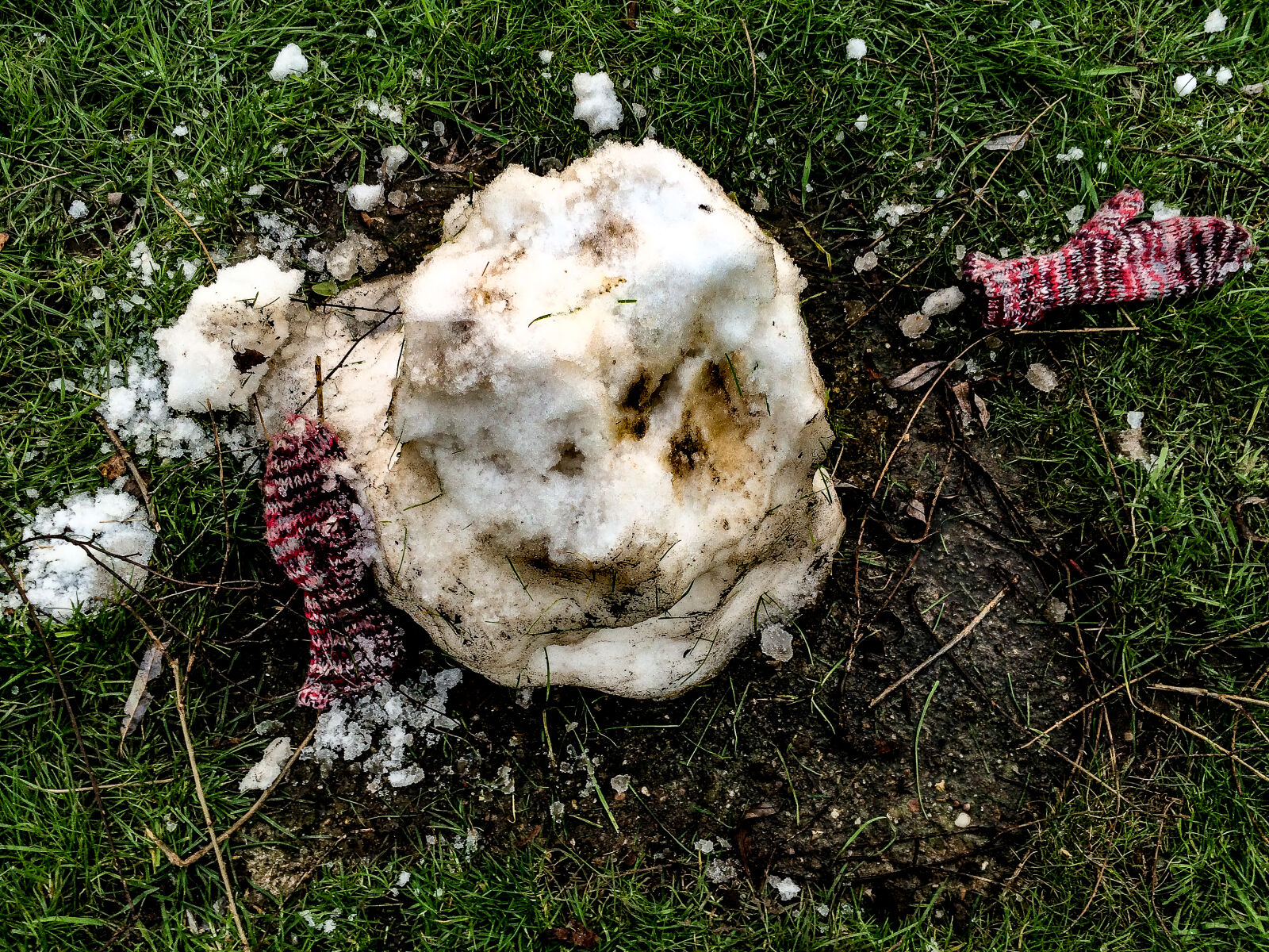 iPhone 5s back camera 4.15mm f/2.2 sample photo. Gloves, grass, melting, mud photography